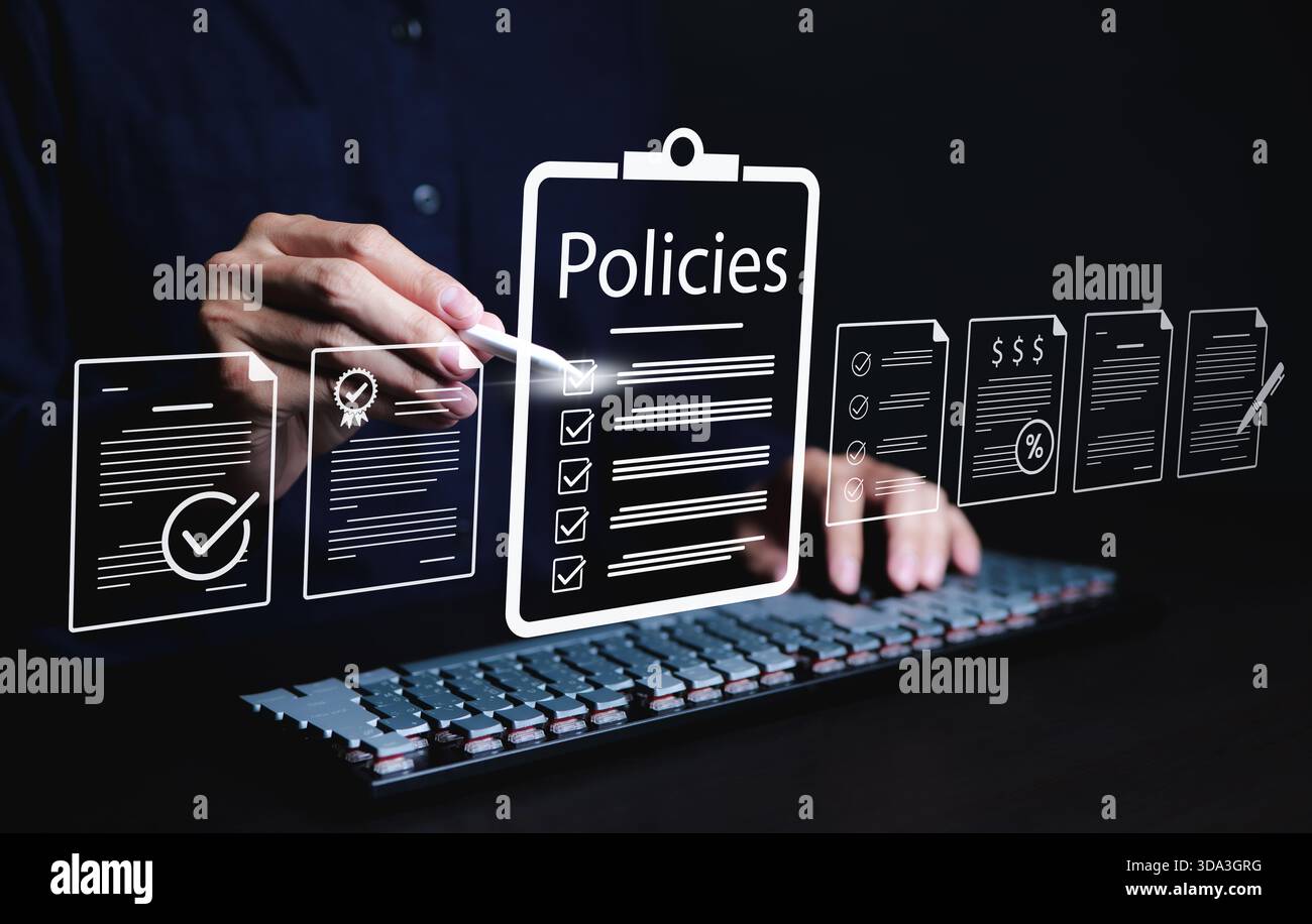 Documentation de la politique et concept de conformité. Une personne examine un document numérique intitulé « politiques » avec des icônes, des listes de contrôle, des certifications et des finances Banque D'Images