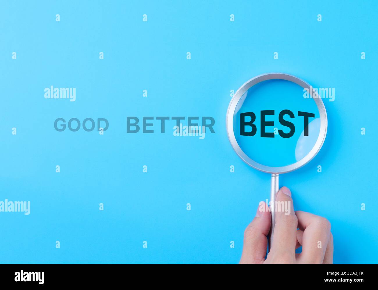 Concept bon, très bon, excellent. Une loupe met en évidence le mot « excellent » dans une séquence indiquant « bon, très bon, excellent » sur fond bleu, Banque D'Images