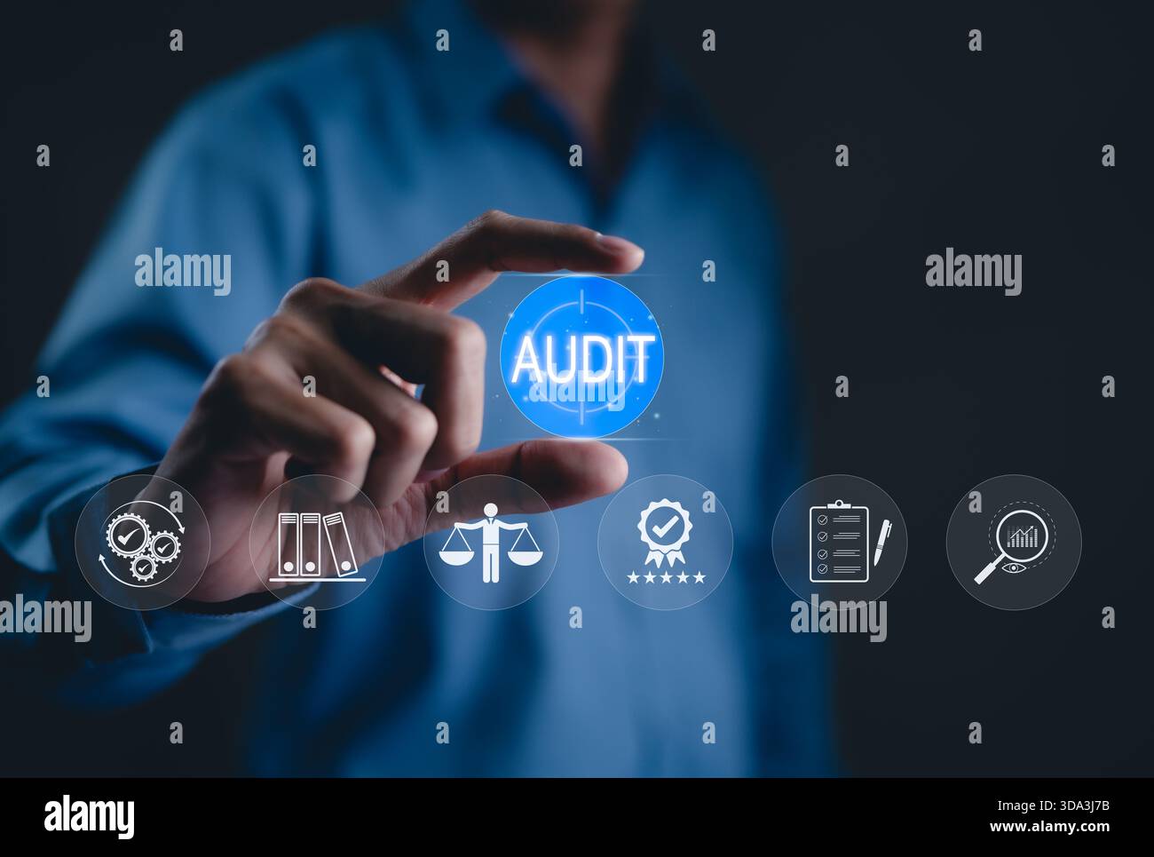Processus d'audit d'entreprise et concept de gestion de la conformité. Un professionnel démontrant des concepts d'audit et de conformité avec des icônes pour la réglementation, evalua Banque D'Images