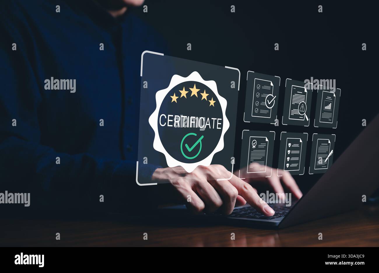 Certificat et documentation de conformité. Un professionnel travaillant sur un ordinateur portable interagit avec une icône de certificat numérique, la conformité, la certification et Banque D'Images
