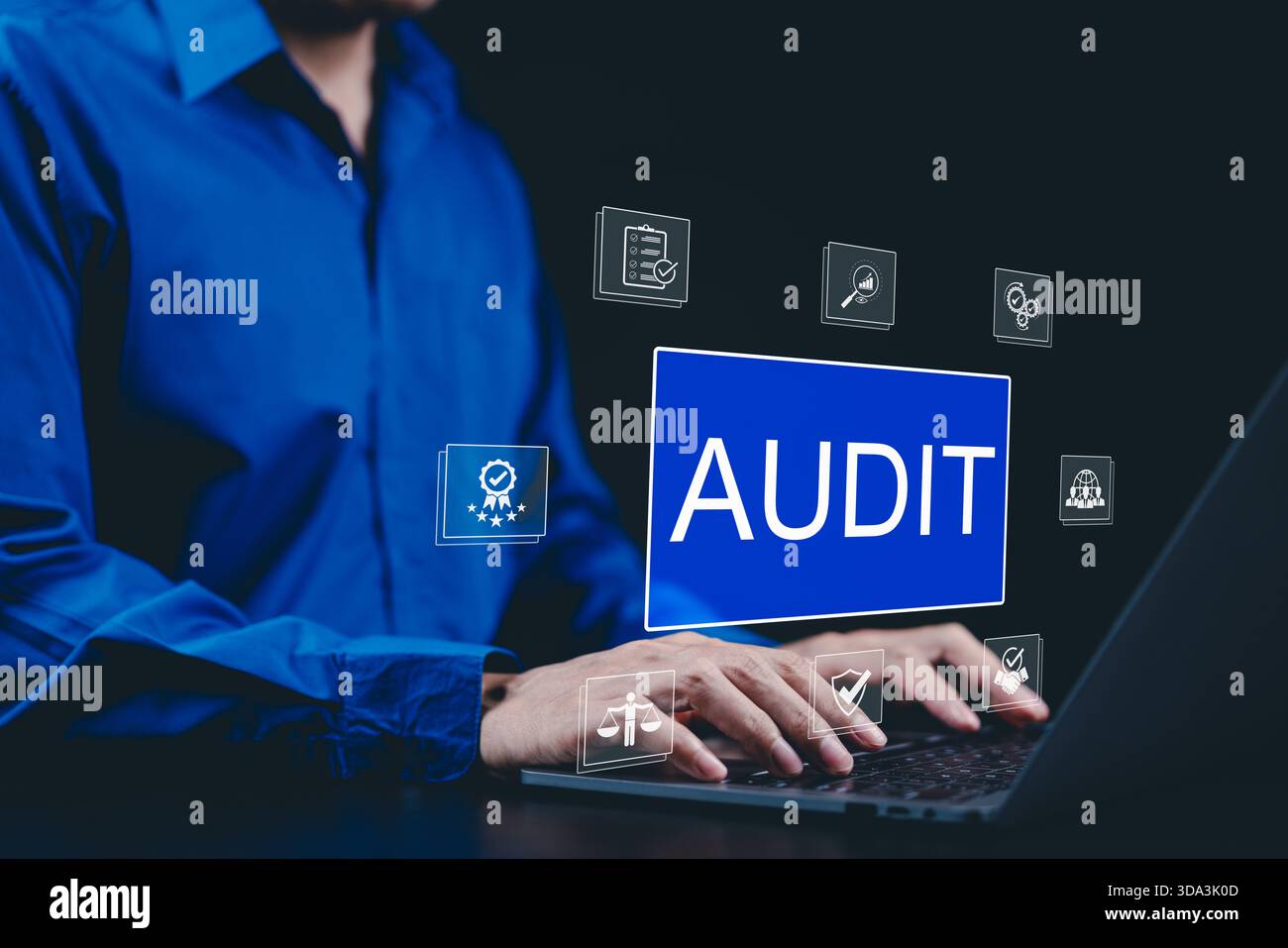 Audit commercial et conformité. Businessman effectue un audit d'entreprise à l'aide d'un ordinateur portable avec des icônes numériques représentant la conformité, les objectifs cibles et les données ana Banque D'Images