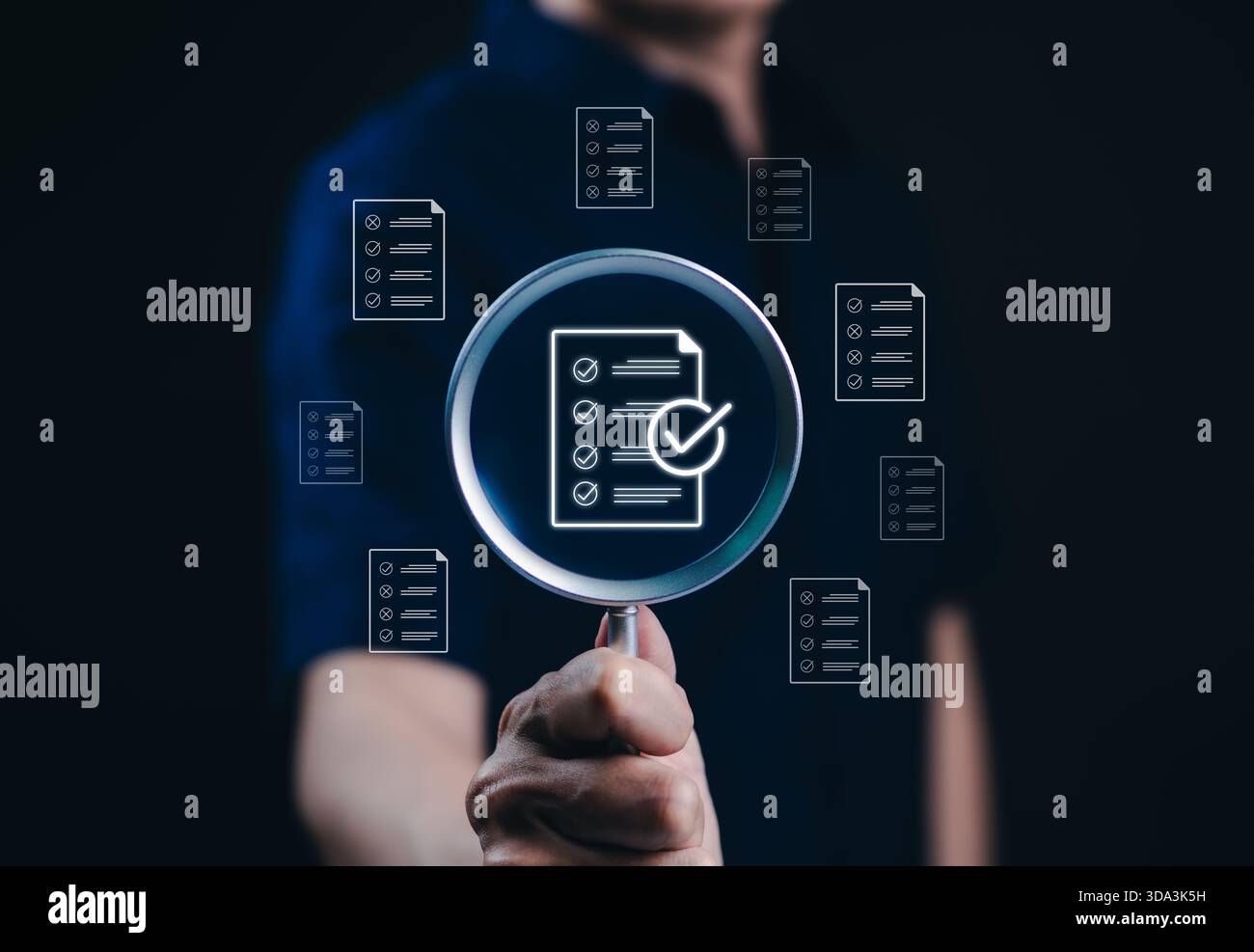 Processus d'examen des documents et concept de contrôle de la qualité. Main tenant la loupe au-dessus d'une icône de document avec liste de contrôle, révision et approbation du document. Banque D'Images