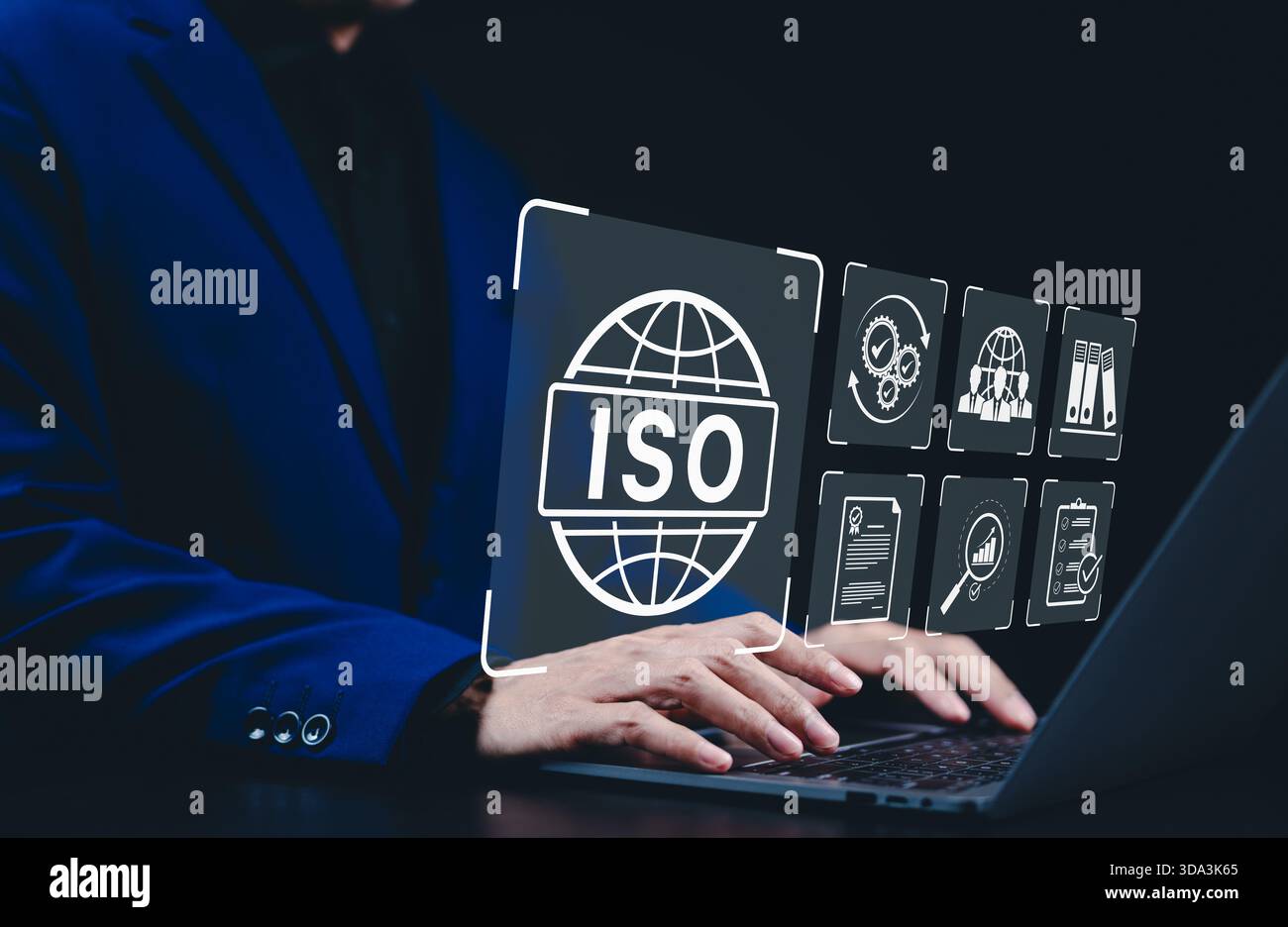 Concept de certification ISO. Homme d'affaires travaillant sur un ordinateur portable avec certification ISO, icônes symbolisant l'assurance qualité, la conformité, les normes mondiales, Banque D'Images