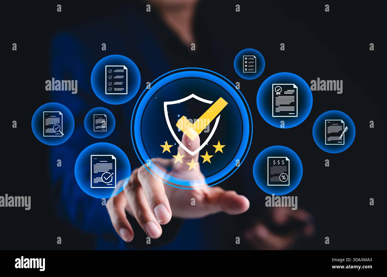 Assurance qualité et concept de conformité de certification. Homme d'affaires interagissent avec bouclier de sécurité et coche, symbole d'assurance qualité, certificat Banque D'Images