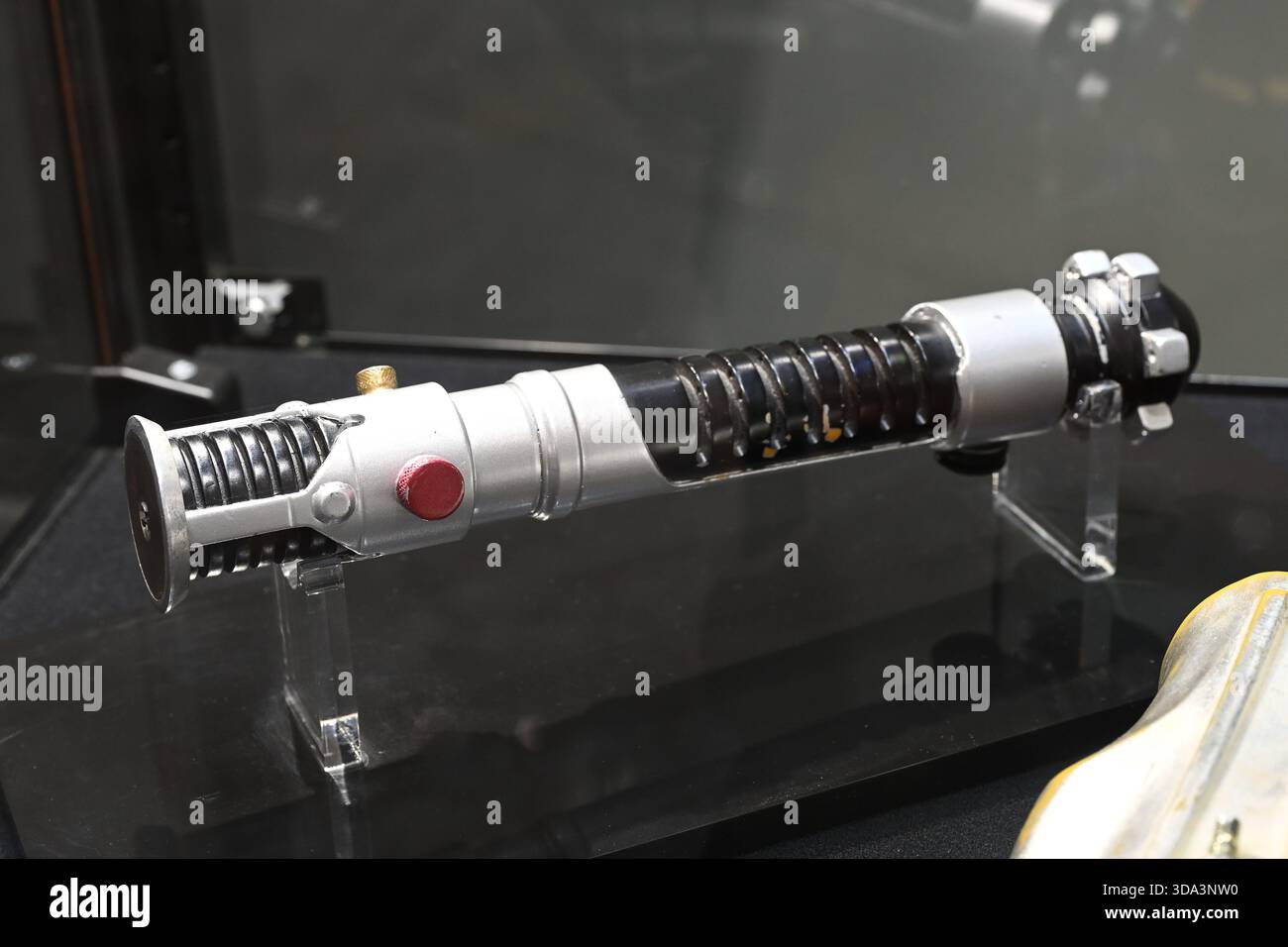 OBI-Wan Kenobi’s (Ewan McGregor) Hero Lightweight Saber, Star Wars : The Phantom menace (1999) Banque D'Images