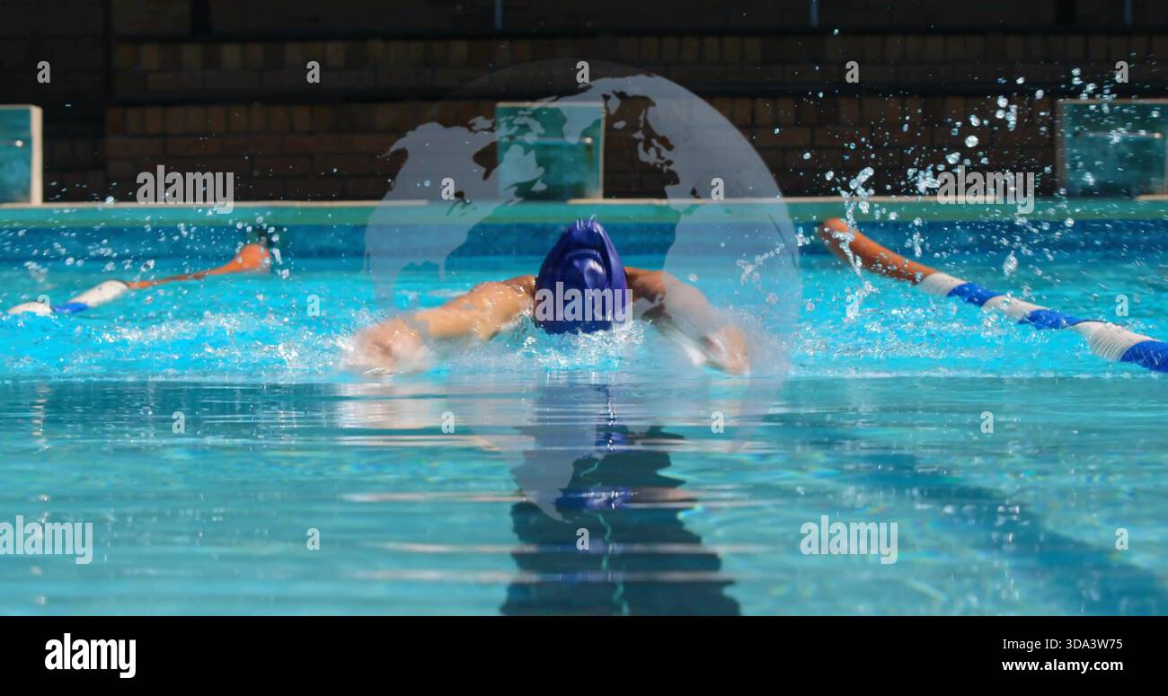 Surfaçage femme faisant un coup de papillon dans la casquette bleue, lunettes à la piscine extérieure, éclaboussures cordes de voie Banque D'Images