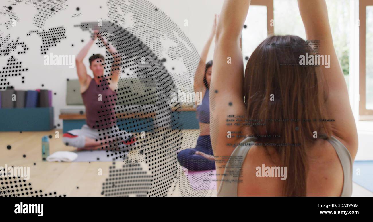 Femme étirant dans le débardeur gris levant les bras dans le studio de yoga avec tapis et superposition de tablette Banque D'Images