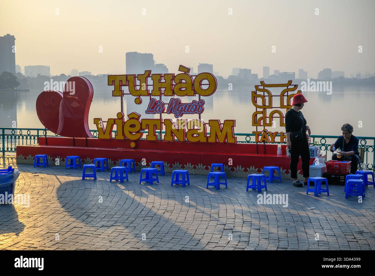 Vendeurs de nourriture de rue attendant des clients au lac de l'Ouest, Hanoi, Vietnam Banque D'Images