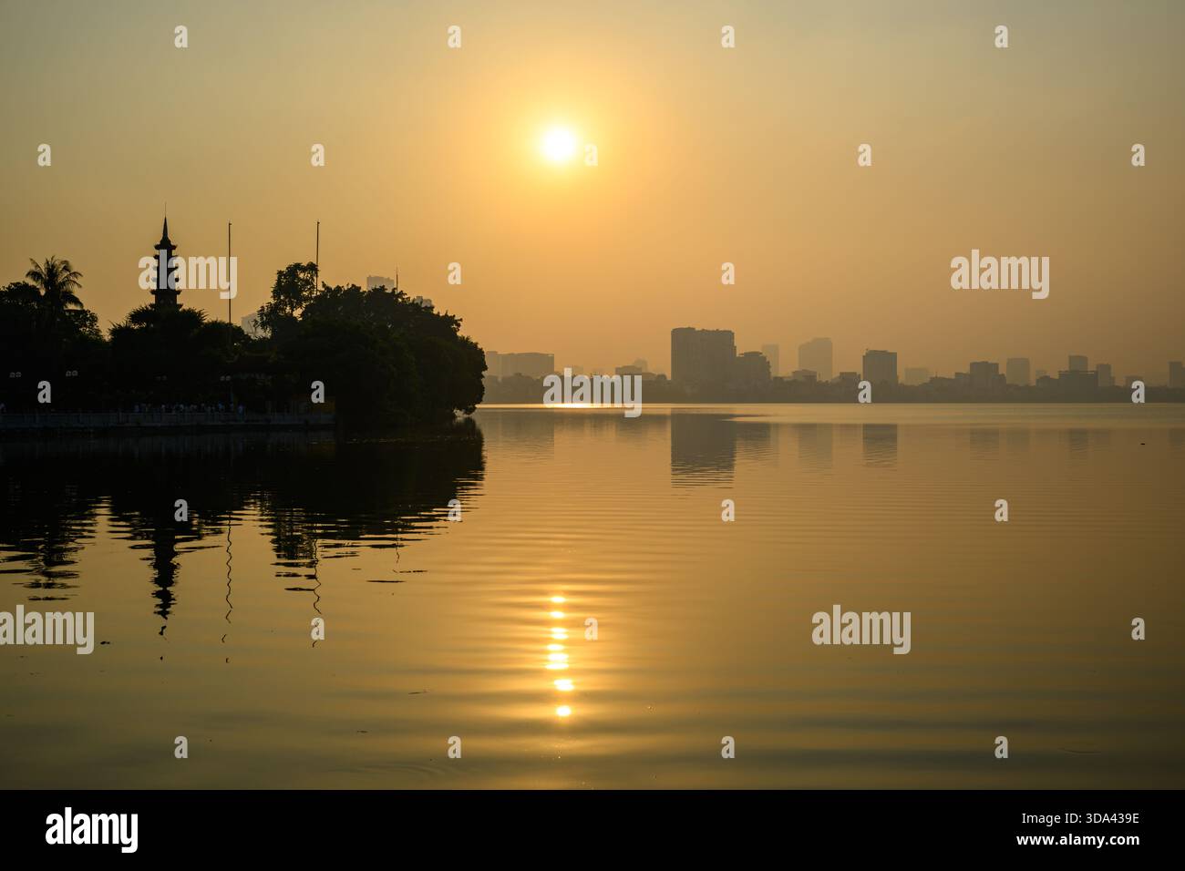 Coucher de soleil au lac de l'Ouest (Tay Ho), Hanoi, Vietnam Banque D'Images