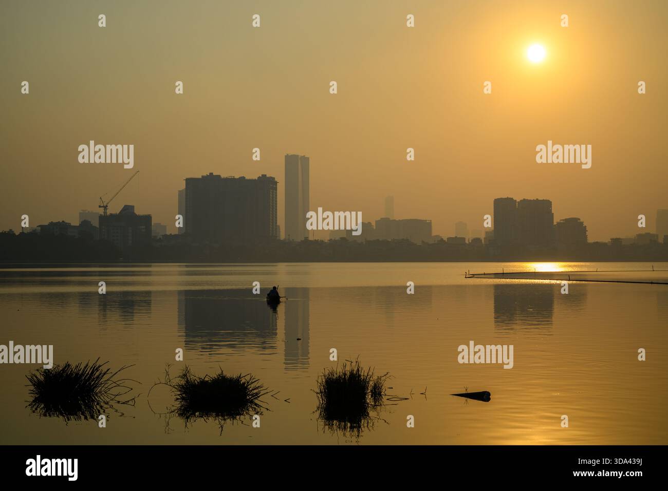 Coucher de soleil au lac de l'Ouest (Tay Ho), Hanoi, Vietnam Banque D'Images