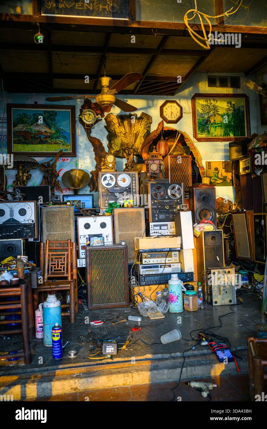 Un café vietnamien rempli d'équipements hi-fi rétro au lac de l'Ouest, Hanoi, Vietnam Banque D'Images