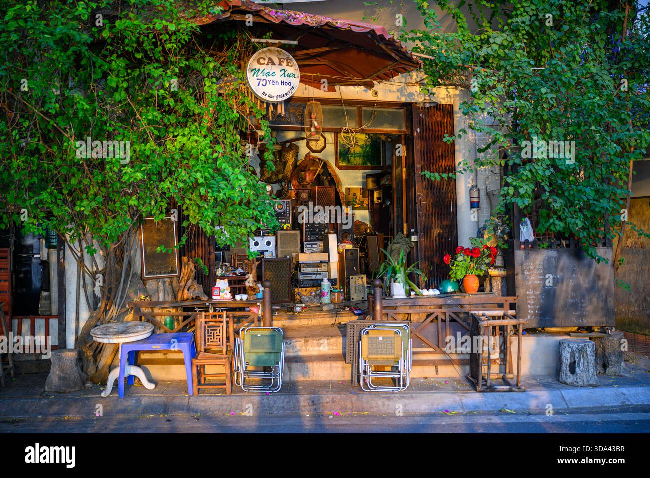 Un café vietnamien rempli d'équipements hi-fi rétro au lac de l'Ouest, Hanoi, Vietnam Banque D'Images