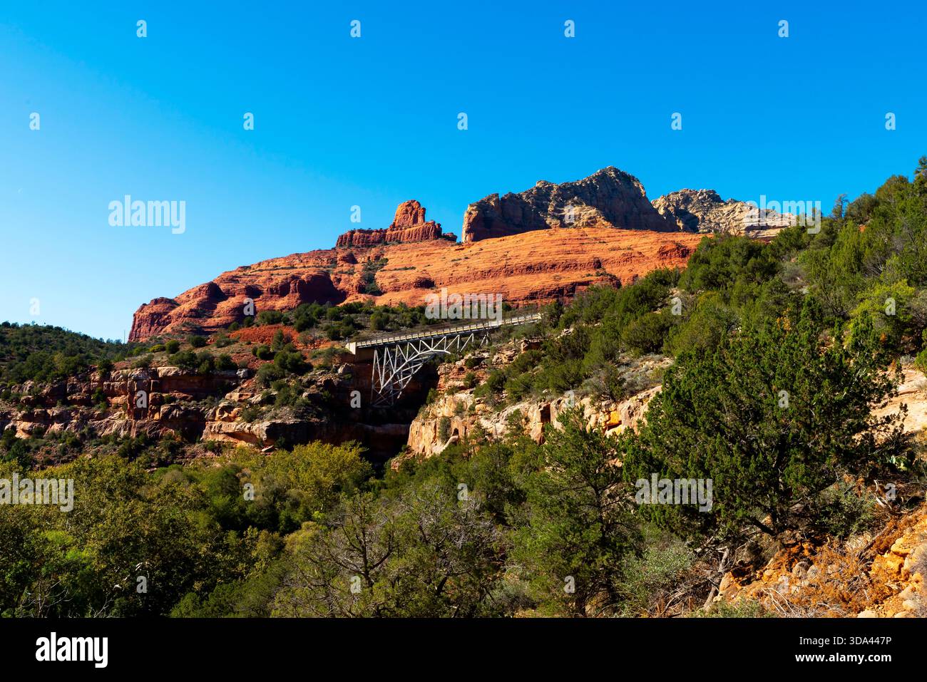 Pont Midgley qui enjambe Oak Creek Canyon, Sedona. Sedona est une ville dans la région nord de Verde Valley en Arizona. U.S. la ville de Sedona est nommée Banque D'Images