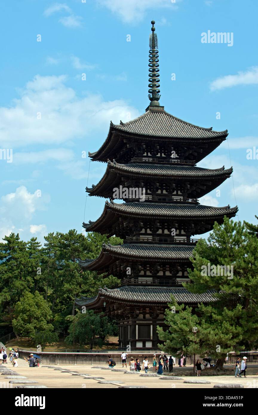 Pagode japonaise de cinq étages au temple Kofukuji (興福寺 ?), la deuxième pagode en bois la plus haute du Japon, à 50 mètres, est un point de repère dans la ville de Nara, au Japon. Banque D'Images