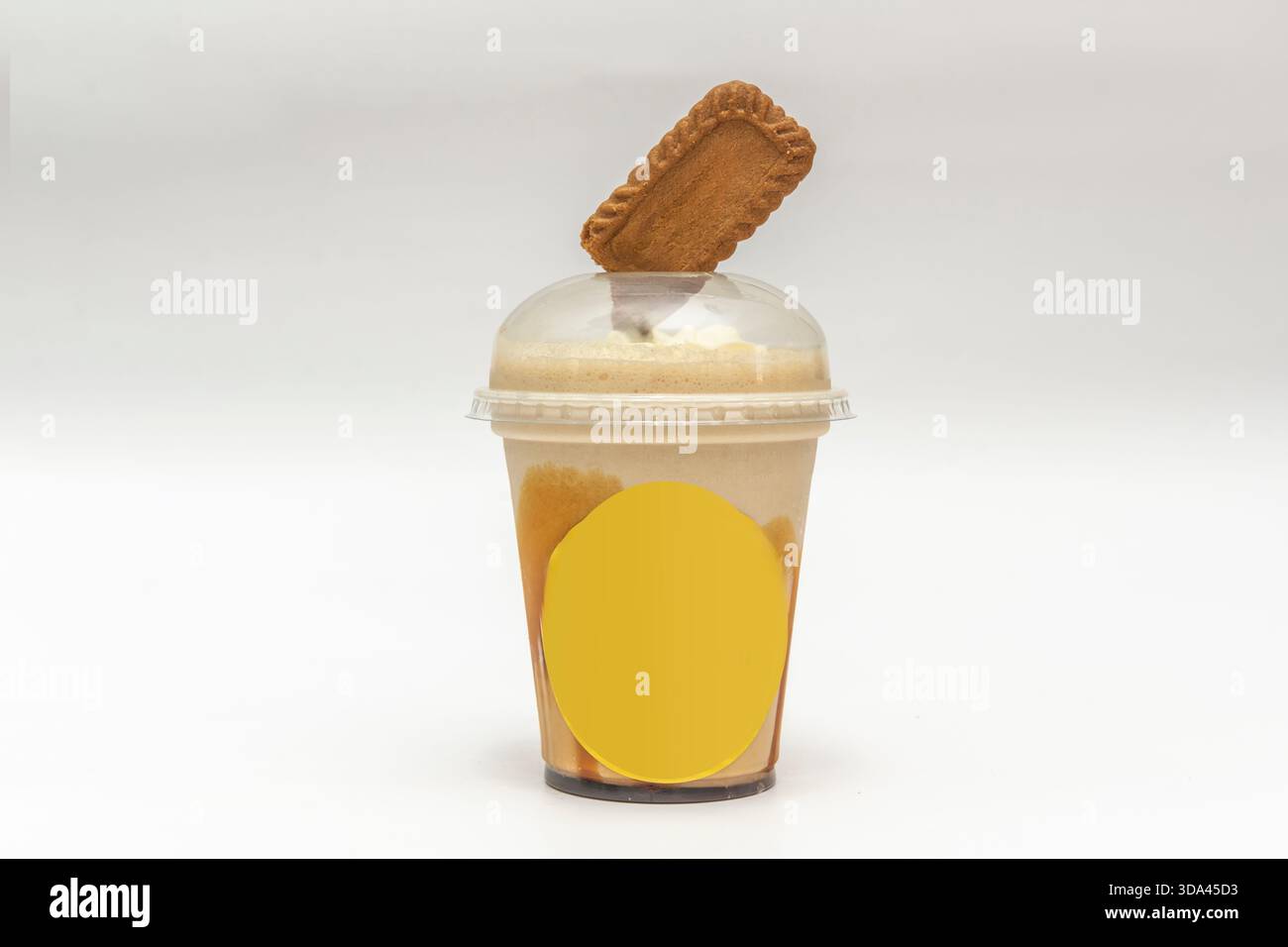 Un milkshake avec un biscuit dans un gobelet en plastique pour livraison à domicile Banque D'Images