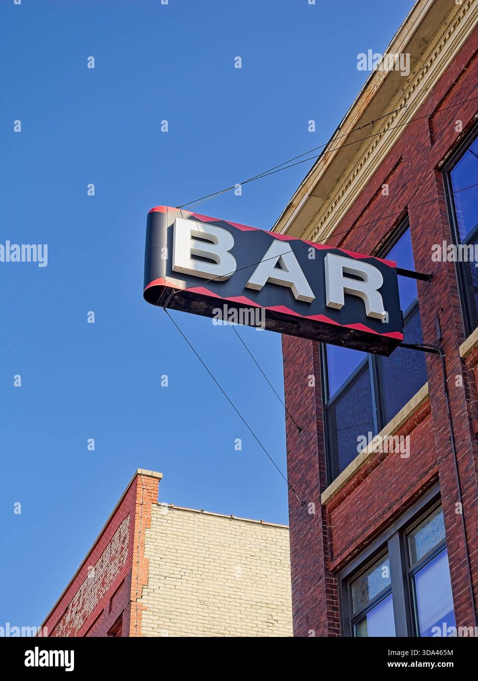 Signe saillant “Bar” sur le vieux bâtiment en briques Banque D'Images