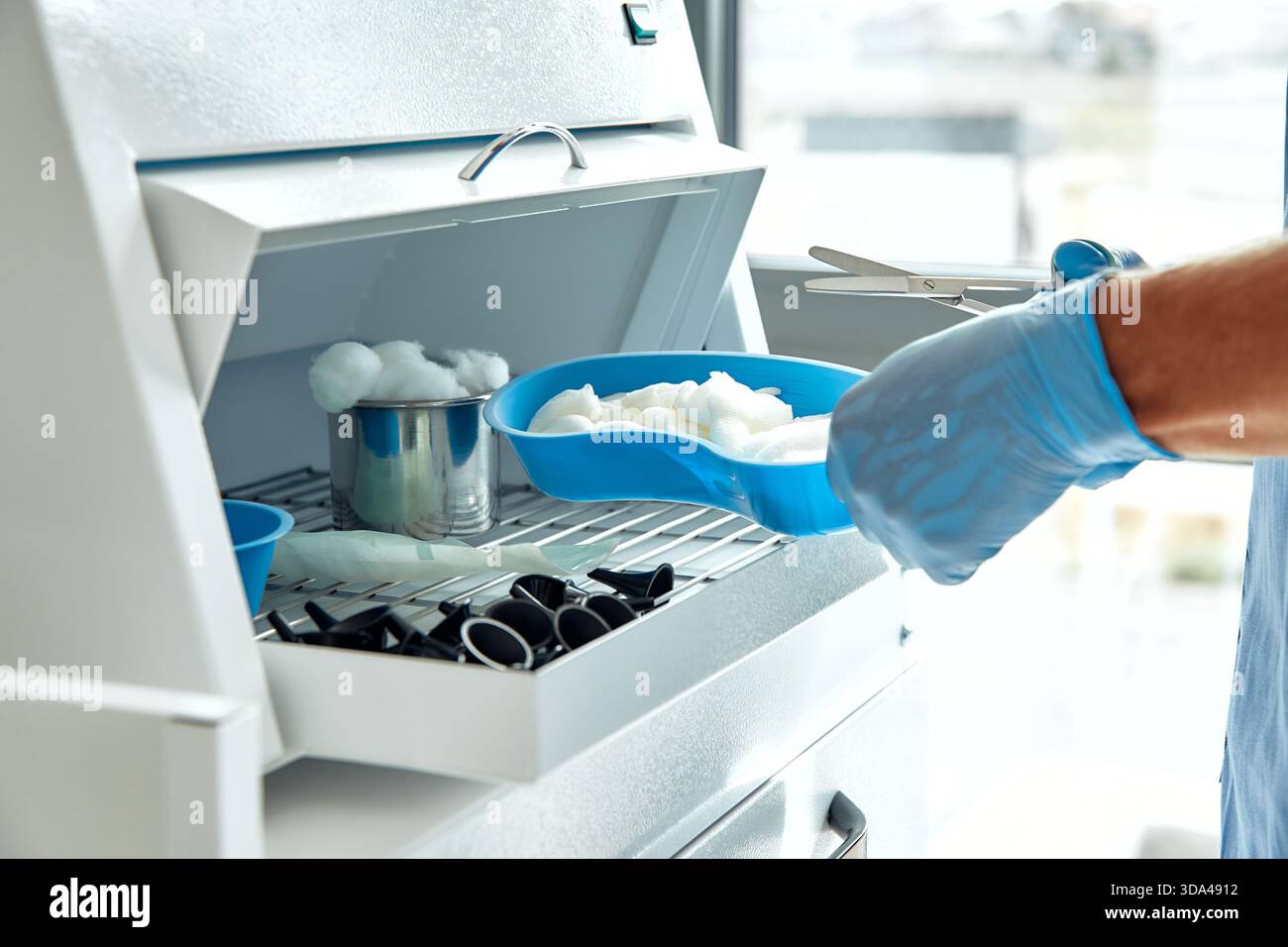 Dans un espace de travail bien organisé, un professionnel médical qualifié en gants prépare méticuleusement les échantillons de laboratoire pour garantir des résultats précis en analyse et en diamètre Banque D'Images