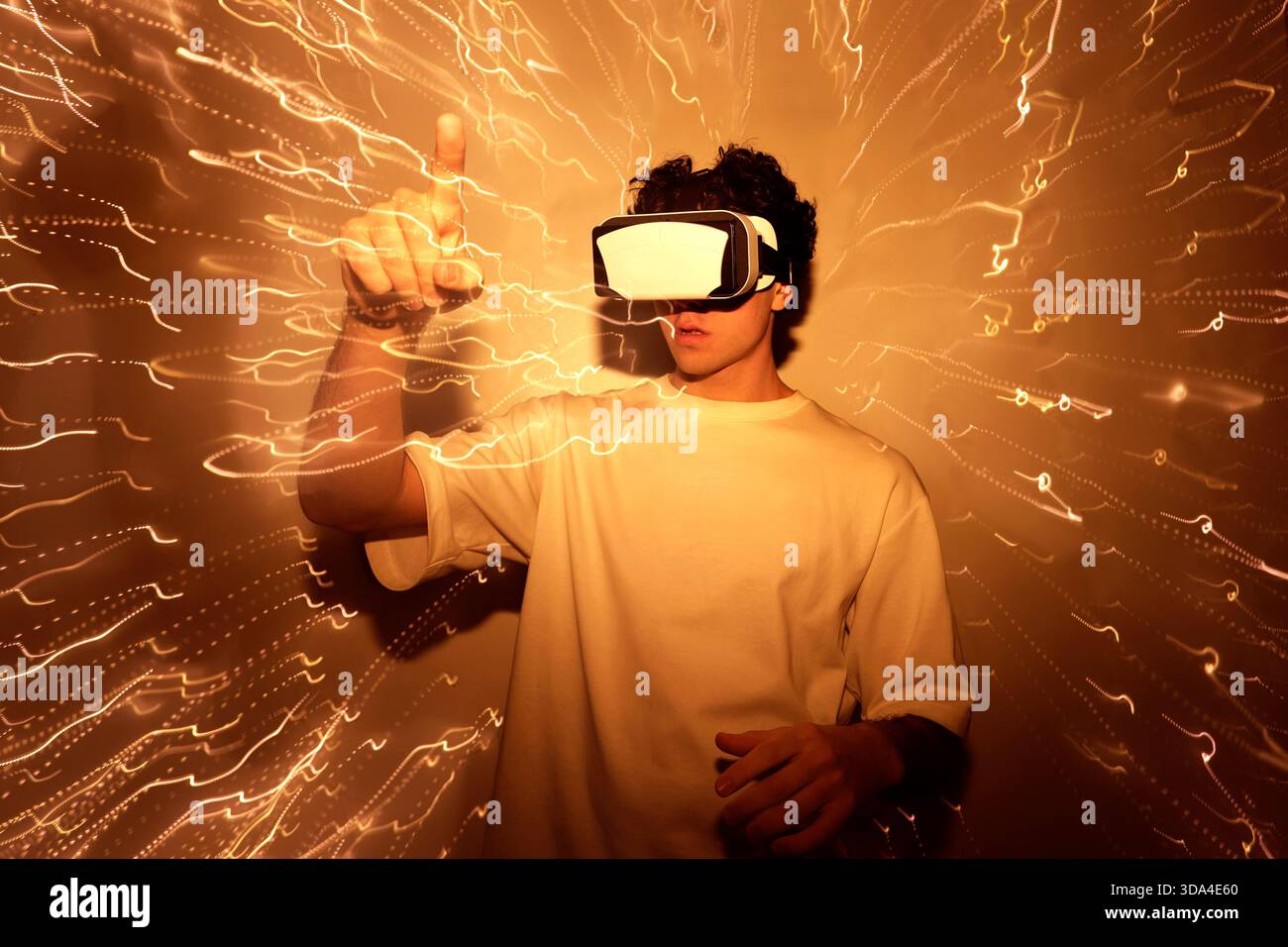 Garçon avec des lunettes de réalité virtuelle et des lumières Banque D'Images