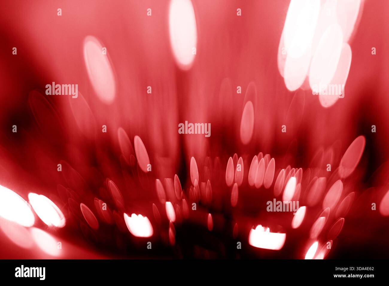 Lumières rouges floues créant un fond festif abstrait, parfait pour les célébrations et les vacances Banque D'Images