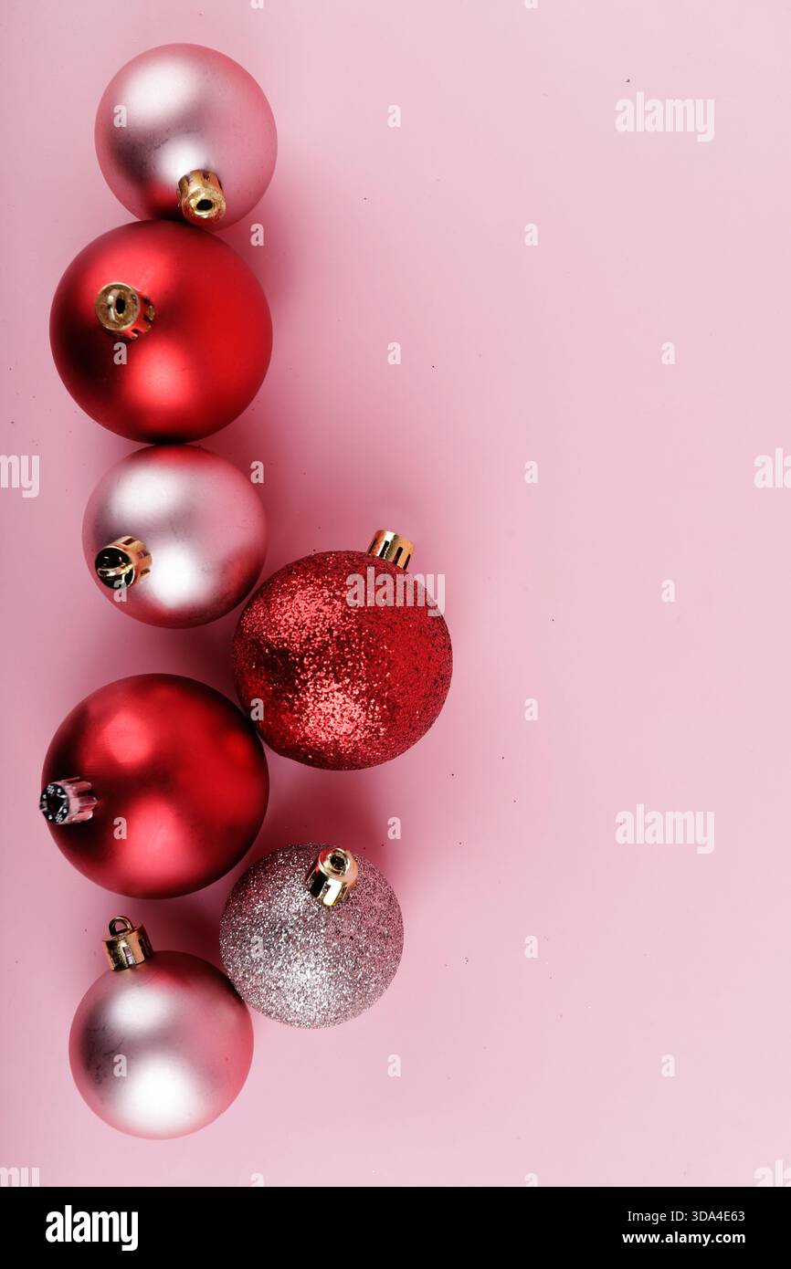 fond de noël avec boules colorées et espace de copie Banque D'Images