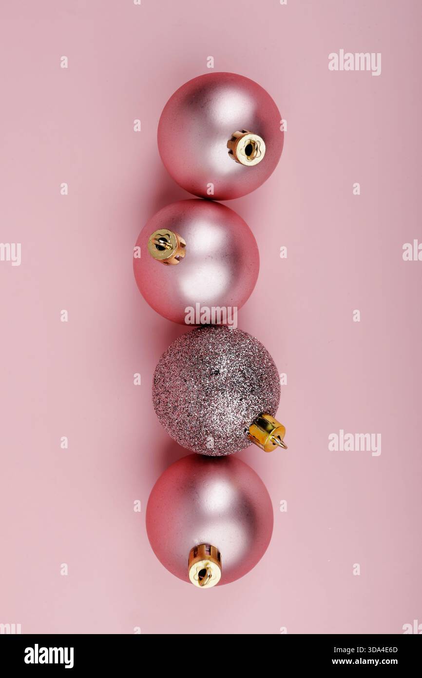 Vue de dessus des sphères roses de Noël sur un fond rose Banque D'Images