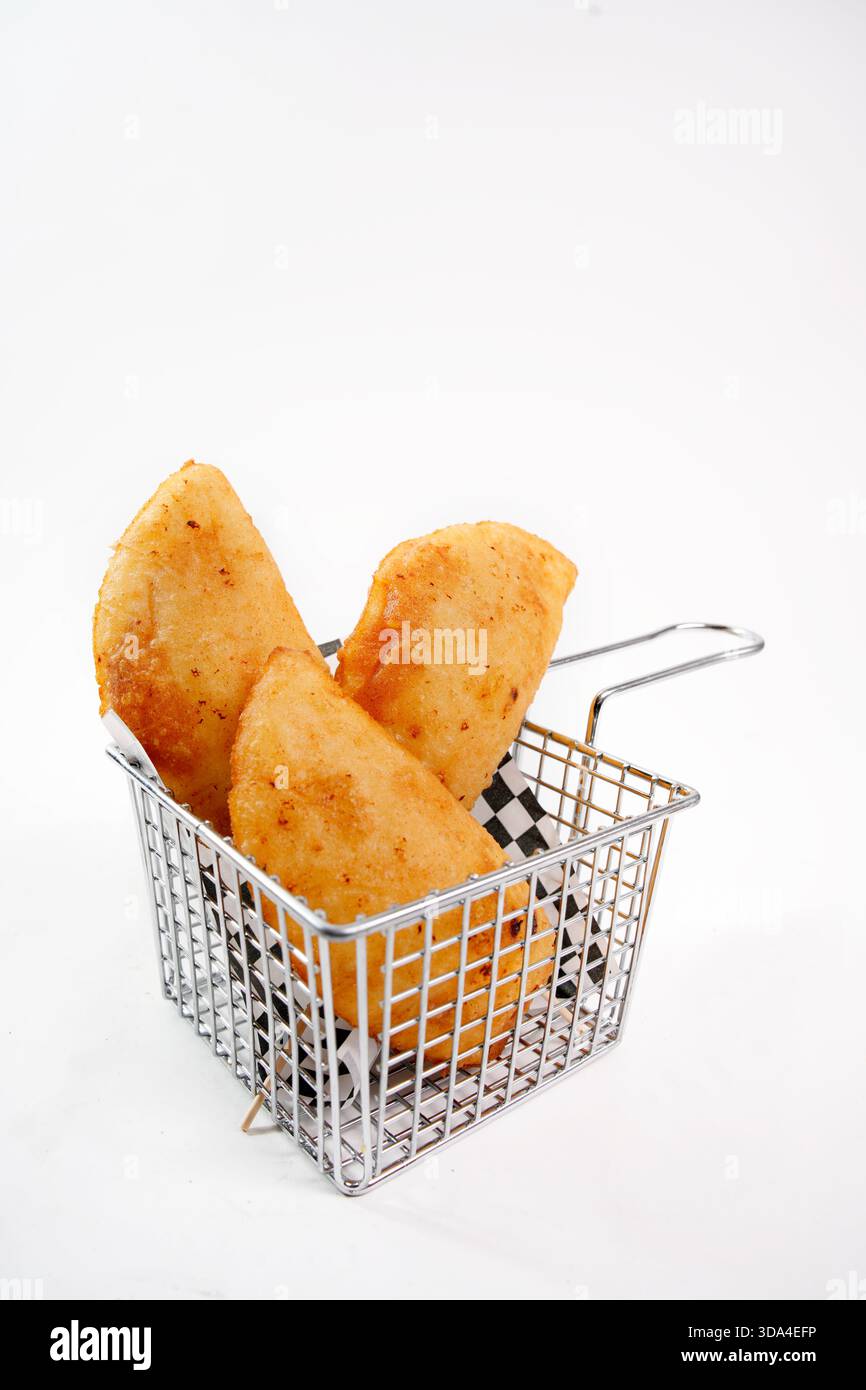 Empanadas dorées frites présentant une délicieuse collation latino-américaine Banque D'Images