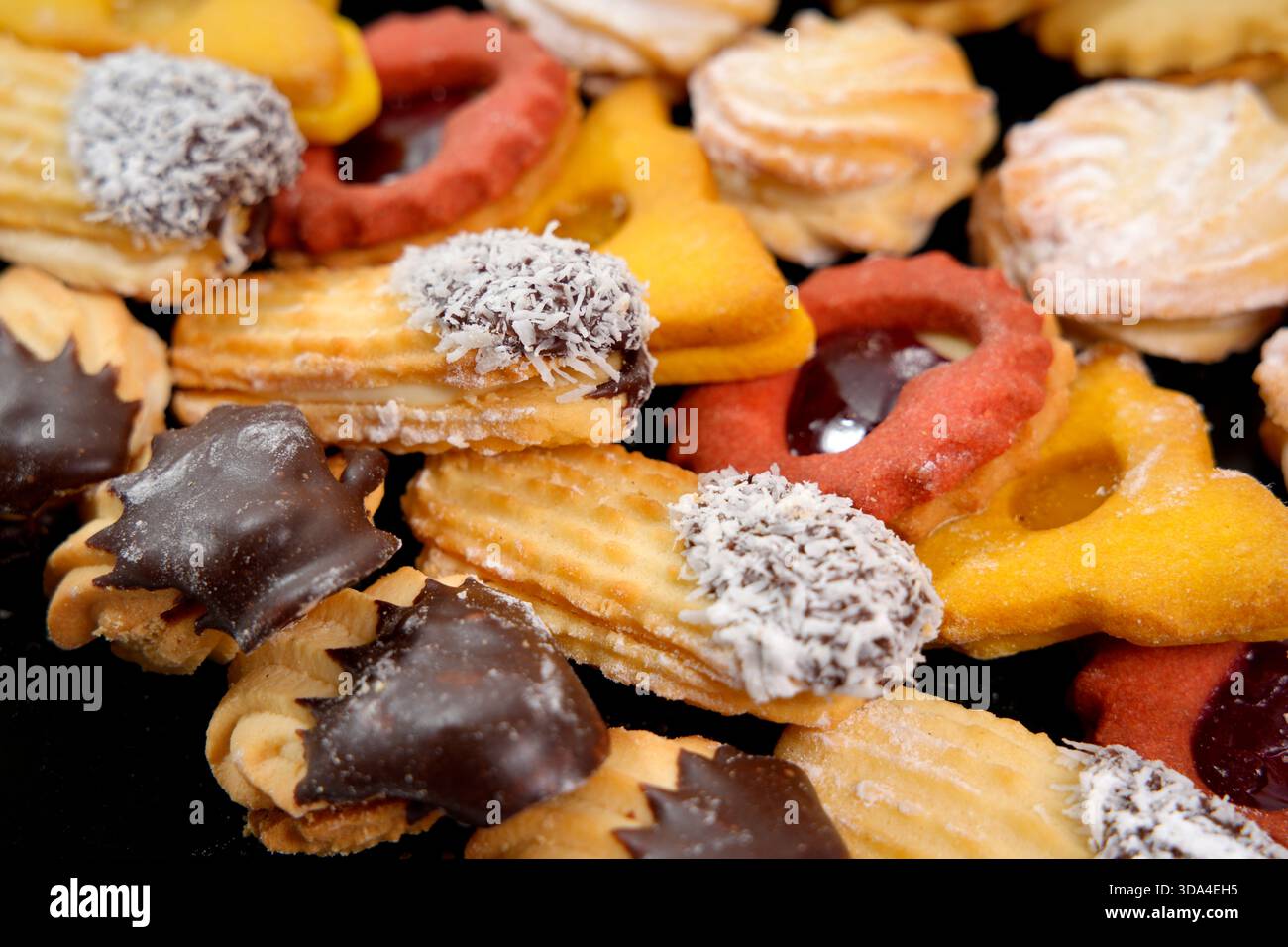 Délicieux biscuits assortis et biscuits présentant une délicieuse collation sucrée ou un dessert Banque D'Images