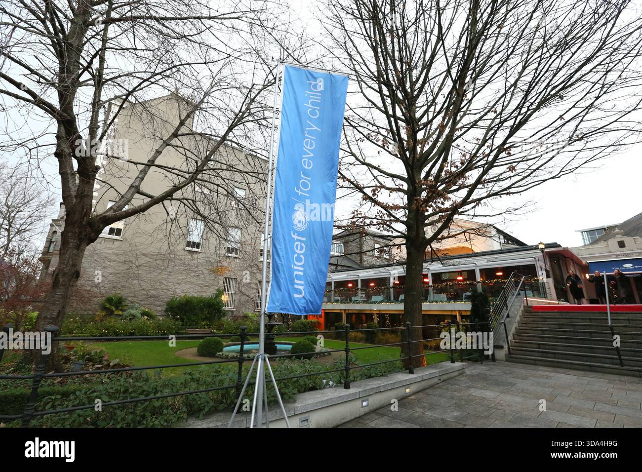 Dublin, Irlande - 05 décembre 2025 - Un drapeau bleu de l'UNICEF flotte à côté de la Mansion House pour un événement d'entreprise dans la ville de Dublin représentant la vie dans les rues de la capitale irlandaise Banque D'Images