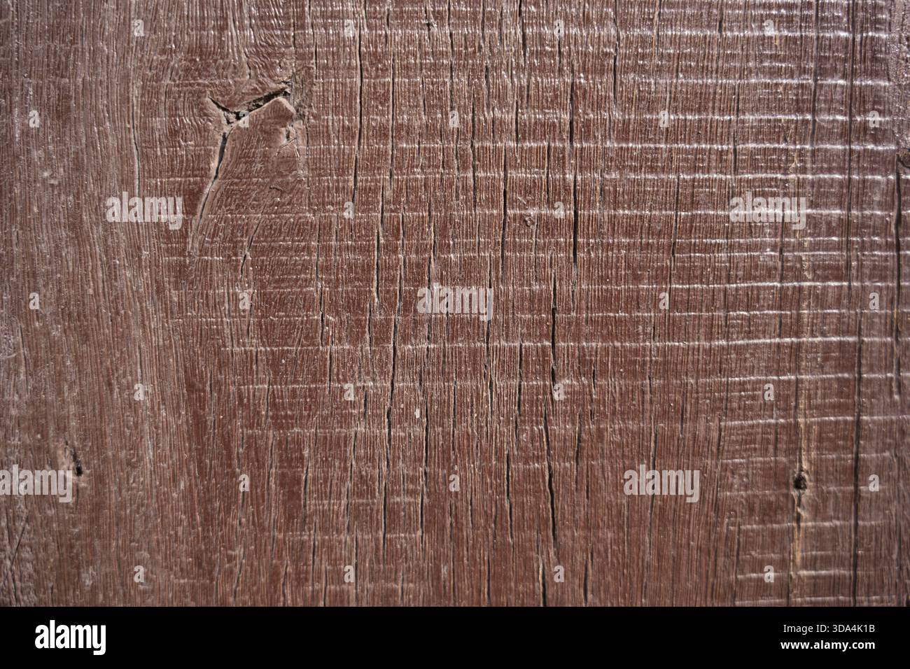 Vue rapprochée d'une surface en bois usée et altérée avec des rayures et des marques visibles Banque D'Images