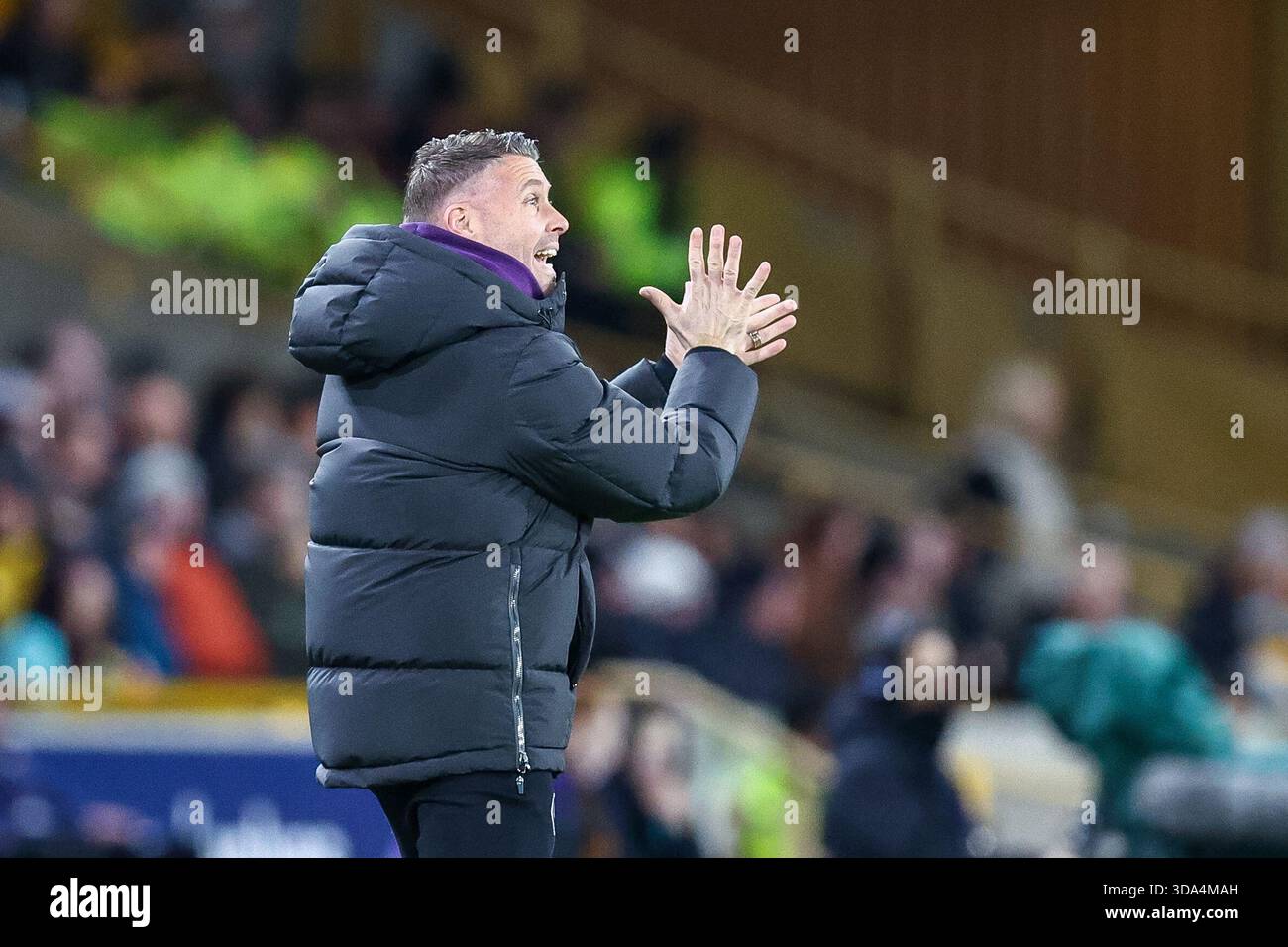 Molineux, Wolverhampton le lundi 8 décembre 2025. Rob Edwards, manager des Wolverhampton Wanderers, fait des gestes alors qu'elle crie des instructions lors du match de premier League entre les Wolverhampton Wanderers et Manchester United à Molineux, Wolverhampton le lundi 8 décembre 2025. (Photo : Stuart Leggett | mi News) crédit : MI News & Sport /Alamy Live News Banque D'Images