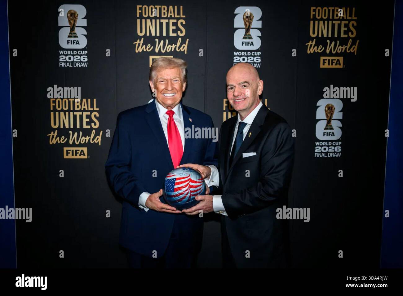 Le président Donald Trump rencontre le président de la FIFA Gianni Infantino lors du tirage au sort de la finale de la Coupe du monde de la FIFA 2026 au Kennedy Center à Washington, D.C. le 5 décembre 2025. Image reproduite avec l'aimable autorisation de la Maison Blanche. Banque D'Images