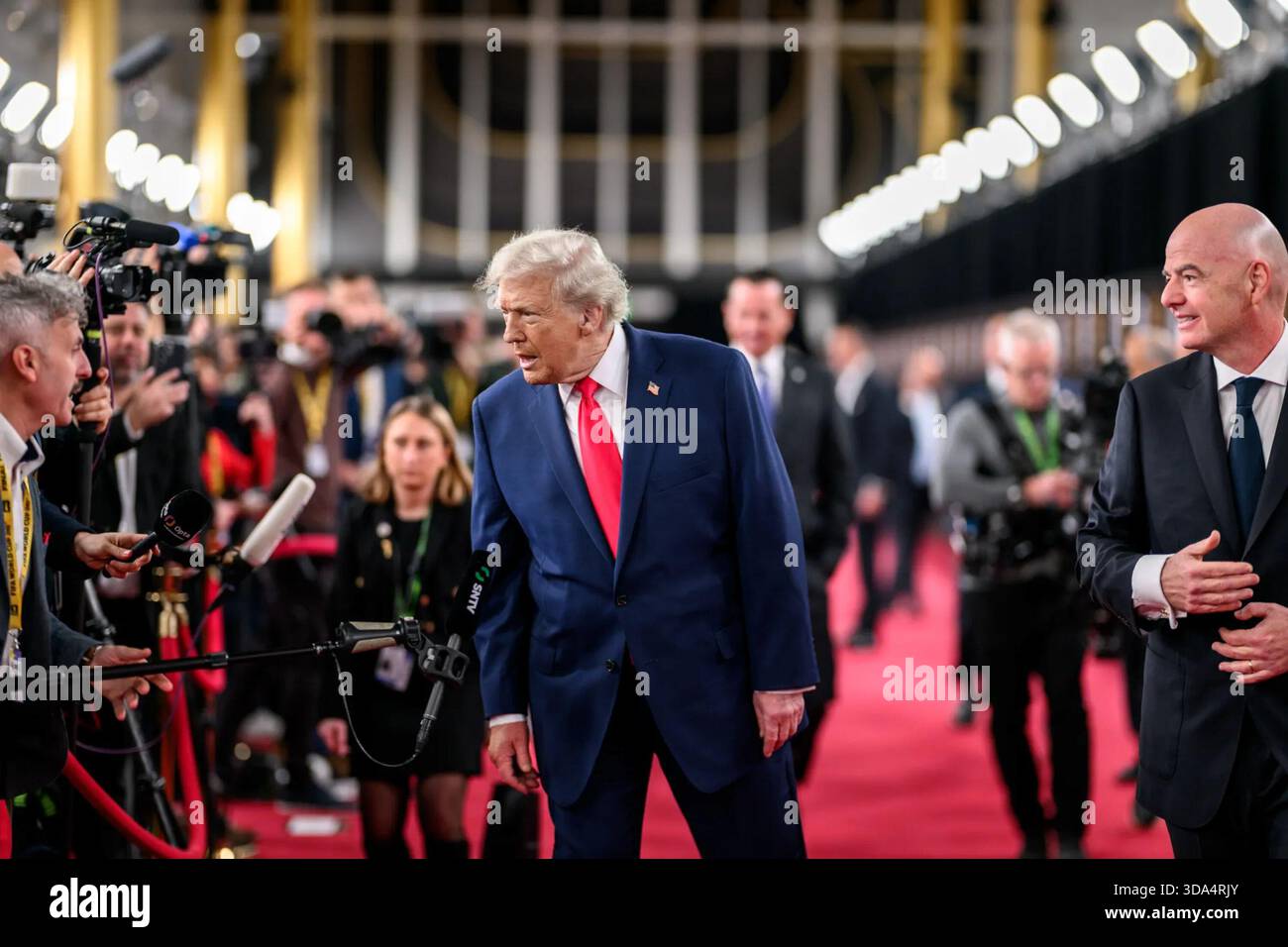 Le président Donald Trump s’entretient avec des membres de la presse sur le tapis rouge lors du tirage au sort de la finale de la Coupe du monde de la FIFA 2026 au Kennedy Center à Washington, D.C. le 5 décembre 2025. Image reproduite avec l'aimable autorisation de la Maison Blanche. Banque D'Images