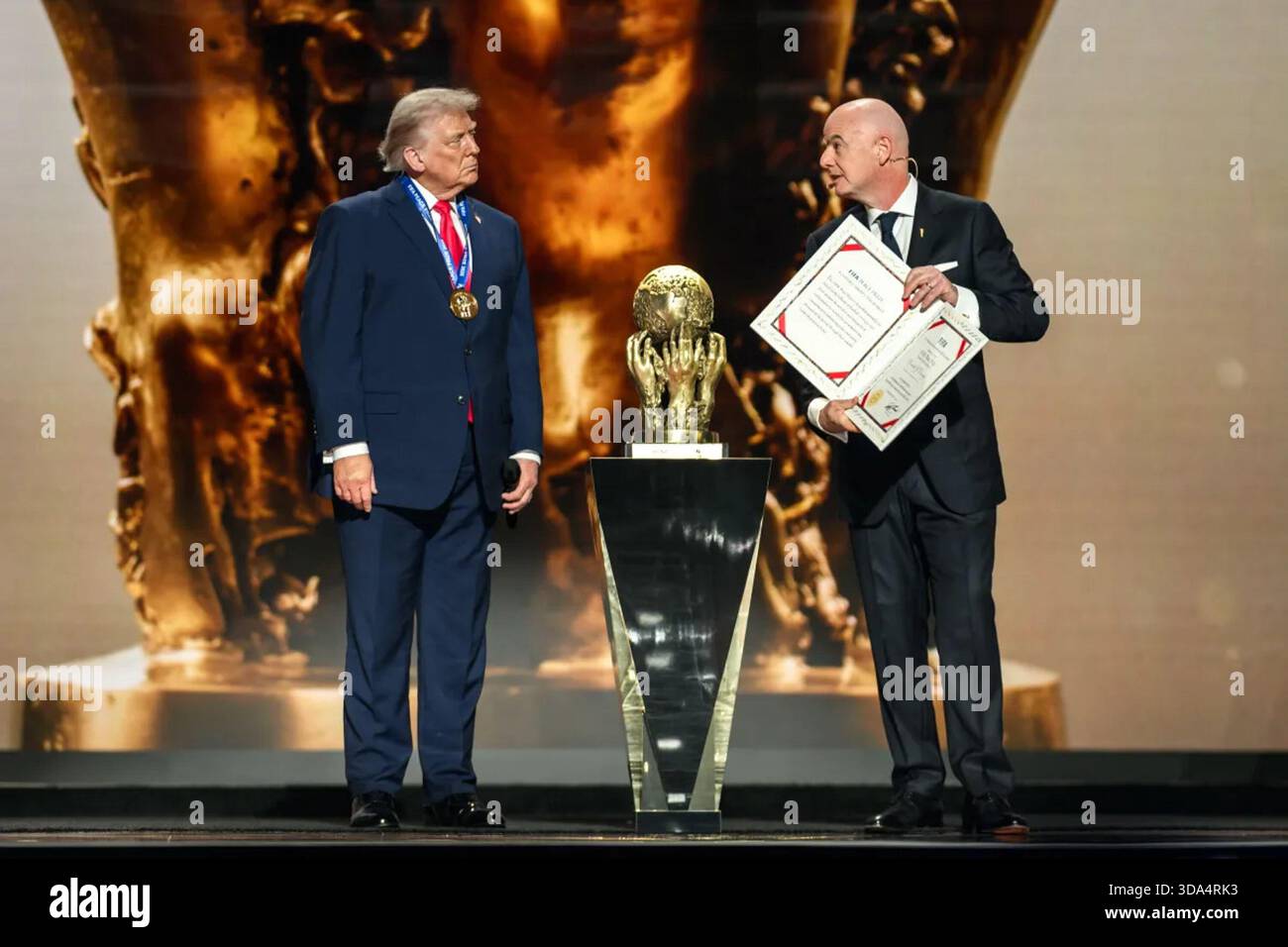 Le président Donald Trump reçoit la reconnaissance du président de la FIFA Gianni Infantino lors de la cérémonie de tirage au sort de la finale de la Coupe du monde de la FIFA 2026 au Kennedy Center à Washington, D.C. le 5 décembre 2025. Image reproduite avec l'aimable autorisation de la Maison Blanche. Banque D'Images