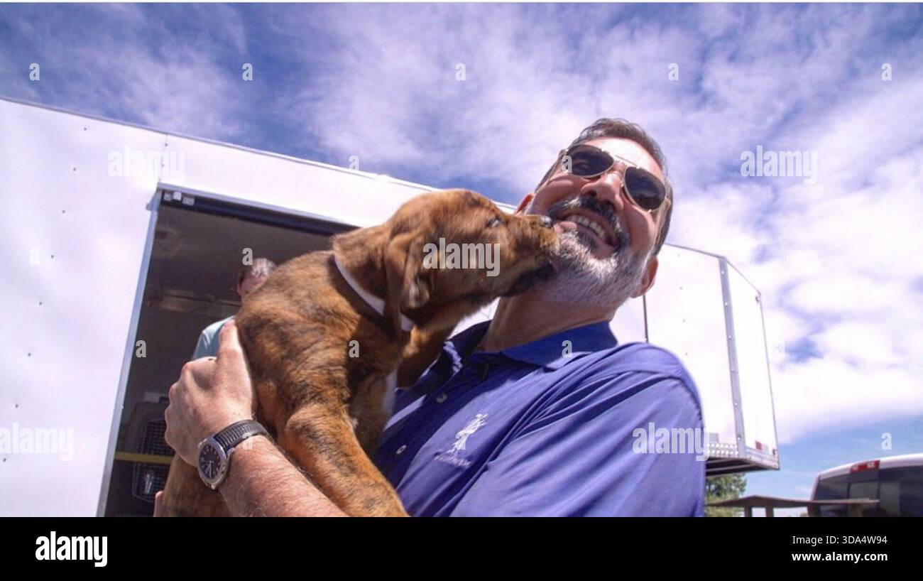 Chiots gratuits ! (2022) Un chiot de sauvetage arrive en transport et rencontre son nouveau propriétaire à la station-service Vince Lombardi dans le New Jersey *Filmstill - usage éditorial Banque D'Images