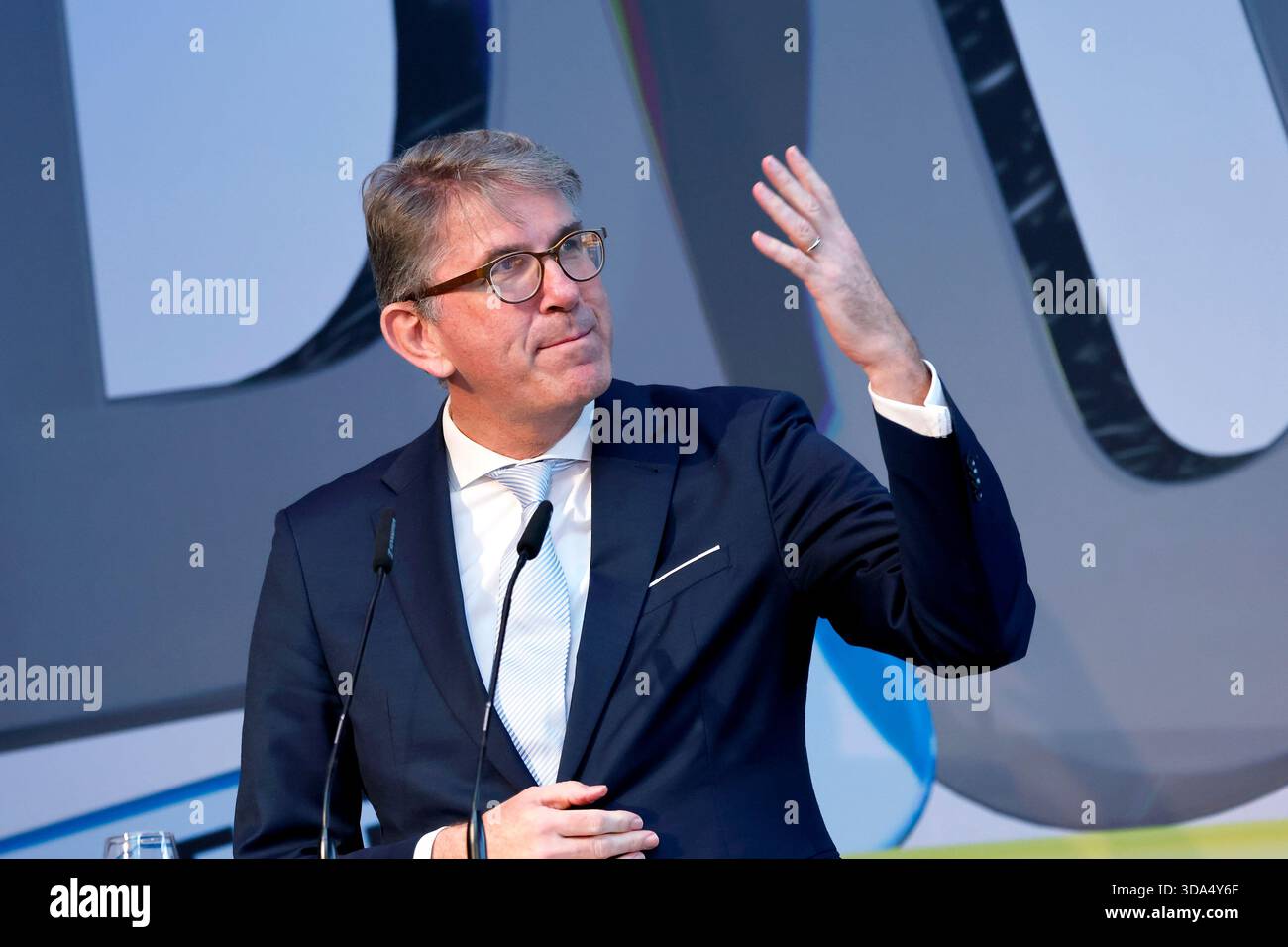 Le ministre de la culture Wolfram Weimer (indépendant), commissaire du gouvernement fédéral à la culture et aux médias, lors de l'inauguration de la nouvelle exposition permanente "vous faites partie de l'histoire" à la Maison de l'histoire à Bonn, qui éclaire l'histoire de l'Allemagne Banque D'Images