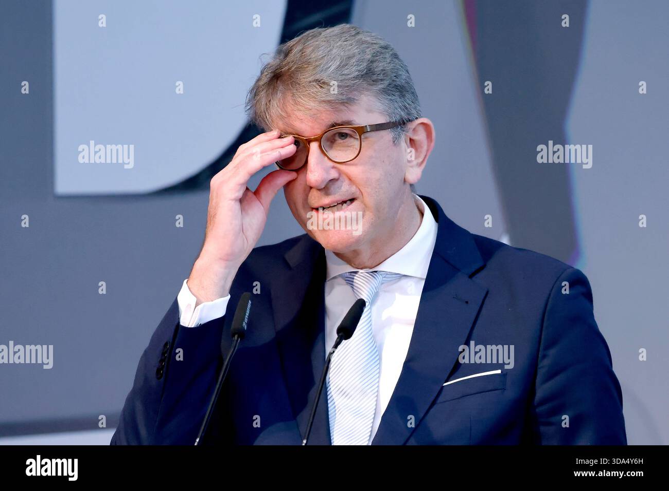 Le ministre de la culture Wolfram Weimer (indépendant), commissaire du gouvernement fédéral à la culture et aux médias, lors de l'inauguration de la nouvelle exposition permanente "vous faites partie de l'histoire" à la Maison de l'histoire à Bonn, qui éclaire l'histoire de l'Allemagne Banque D'Images