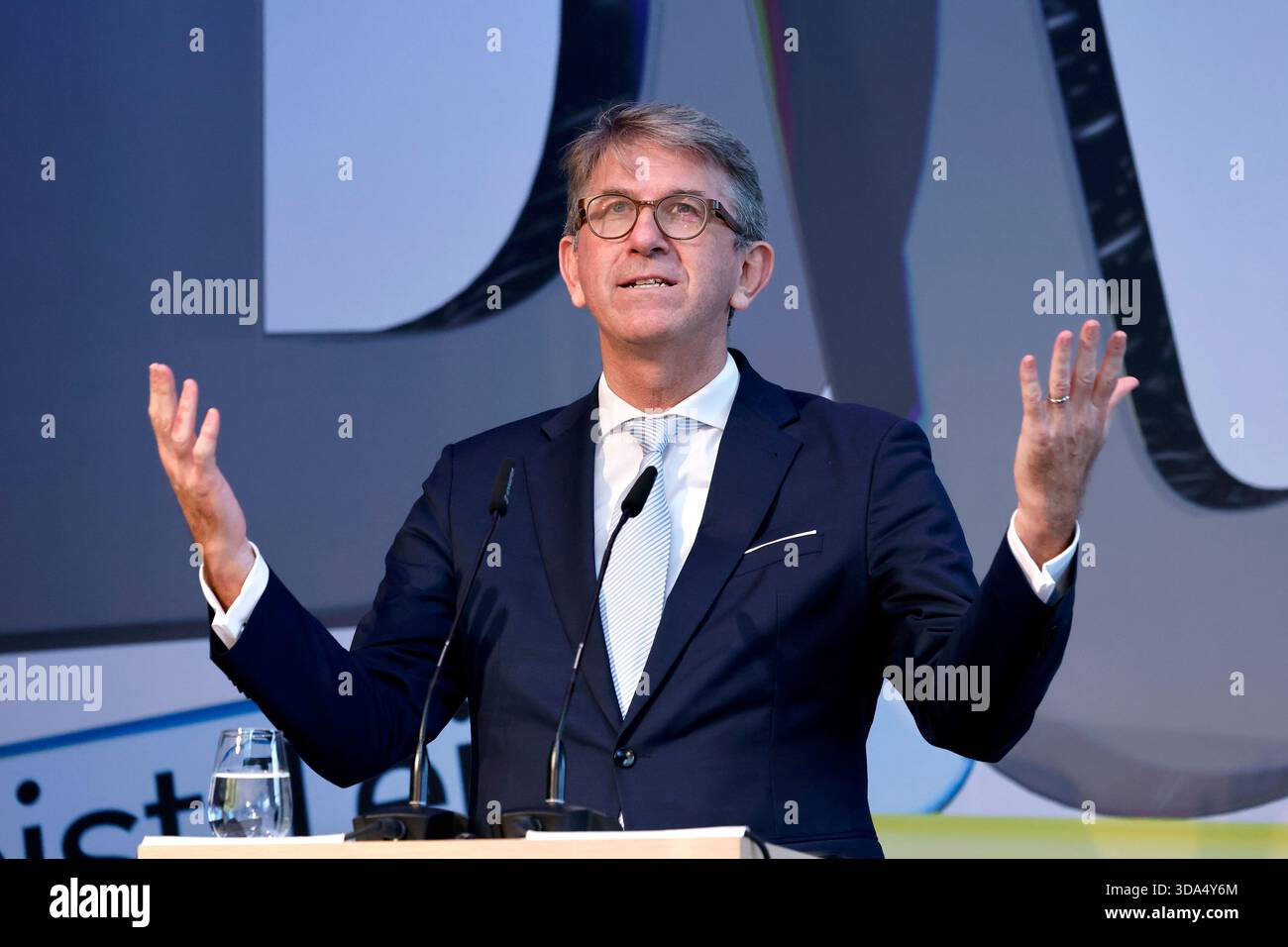 Le ministre de la culture Wolfram Weimer (indépendant), commissaire du gouvernement fédéral à la culture et aux médias, lors de l'inauguration de la nouvelle exposition permanente "vous faites partie de l'histoire" à la Maison de l'histoire à Bonn, qui éclaire l'histoire de l'Allemagne Banque D'Images