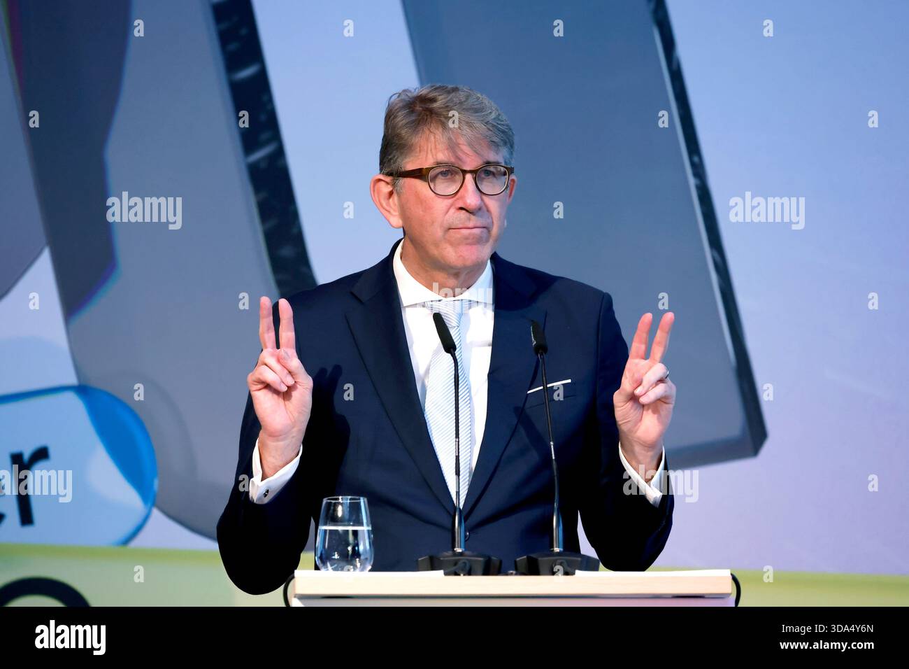 Le ministre de la culture Wolfram Weimer (indépendant), commissaire du gouvernement fédéral à la culture et aux médias, lors de l'inauguration de la nouvelle exposition permanente "vous faites partie de l'histoire" à la Maison de l'histoire à Bonn, qui éclaire l'histoire de l'Allemagne Banque D'Images