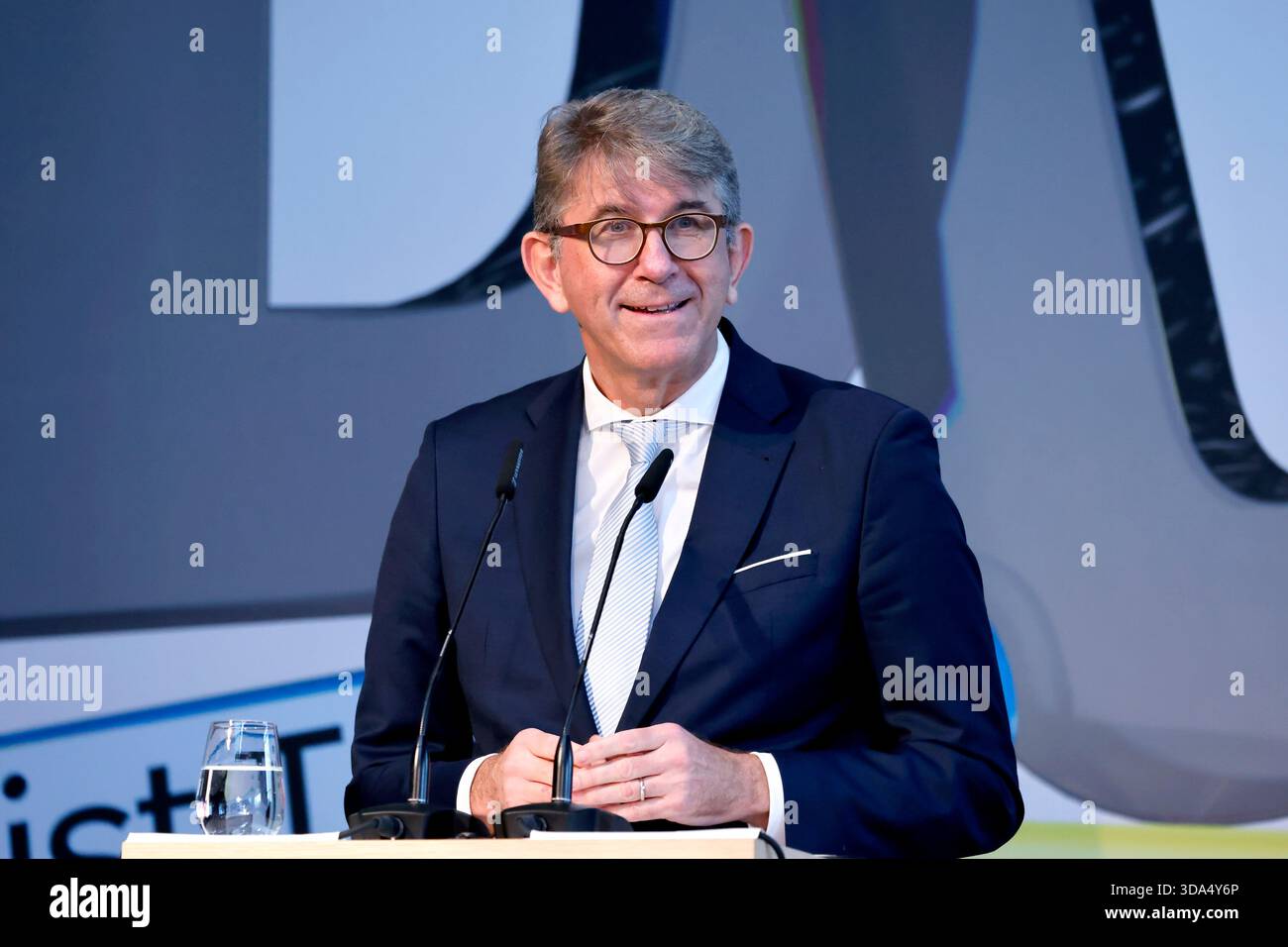 Le ministre de la culture Wolfram Weimer (indépendant), commissaire du gouvernement fédéral à la culture et aux médias, lors de l'inauguration de la nouvelle exposition permanente "vous faites partie de l'histoire" à la Maison de l'histoire à Bonn, qui éclaire l'histoire de l'Allemagne Banque D'Images