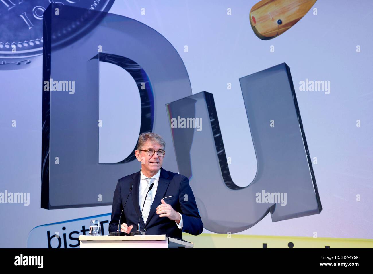 Le ministre de la culture Wolfram Weimer (indépendant), commissaire du gouvernement fédéral à la culture et aux médias, lors de l'inauguration de la nouvelle exposition permanente "vous faites partie de l'histoire" à la Maison de l'histoire à Bonn, qui éclaire l'histoire de l'Allemagne Banque D'Images