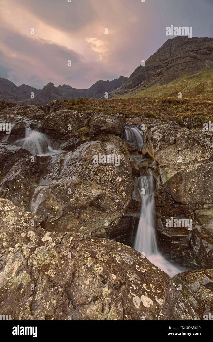 132 Allt Coir a' Mhadaidh ruisseau en cascade à la série de chutes Fairy Pools, Sgùrr an Fheadain et Sgùrr Thuilm pics en arrière-plan (G-d). Skye-Scotland Banque D'Images