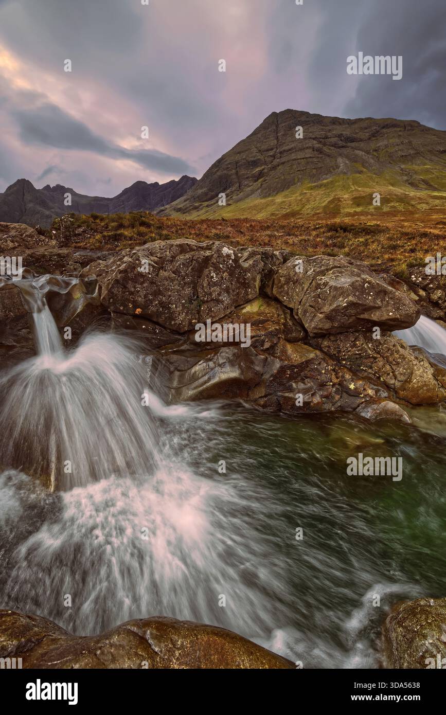 133 Allt Coir a' Mhadaidh ruisseau en cascade à la série de chutes Fairy Pools, Sgùrr an Fheadain et Sgùrr Thuilm pics en arrière-plan (G-d). Skye-Scotland Banque D'Images