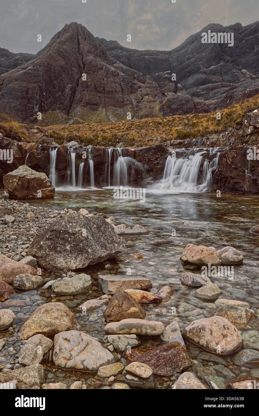 137 Allt Coir a' Mhadaidh ruisseau en cascade à la série de cascades naturelles Fairy Pools, au pied des montagnes Black Cuillin. Skye-Scotland. Banque D'Images