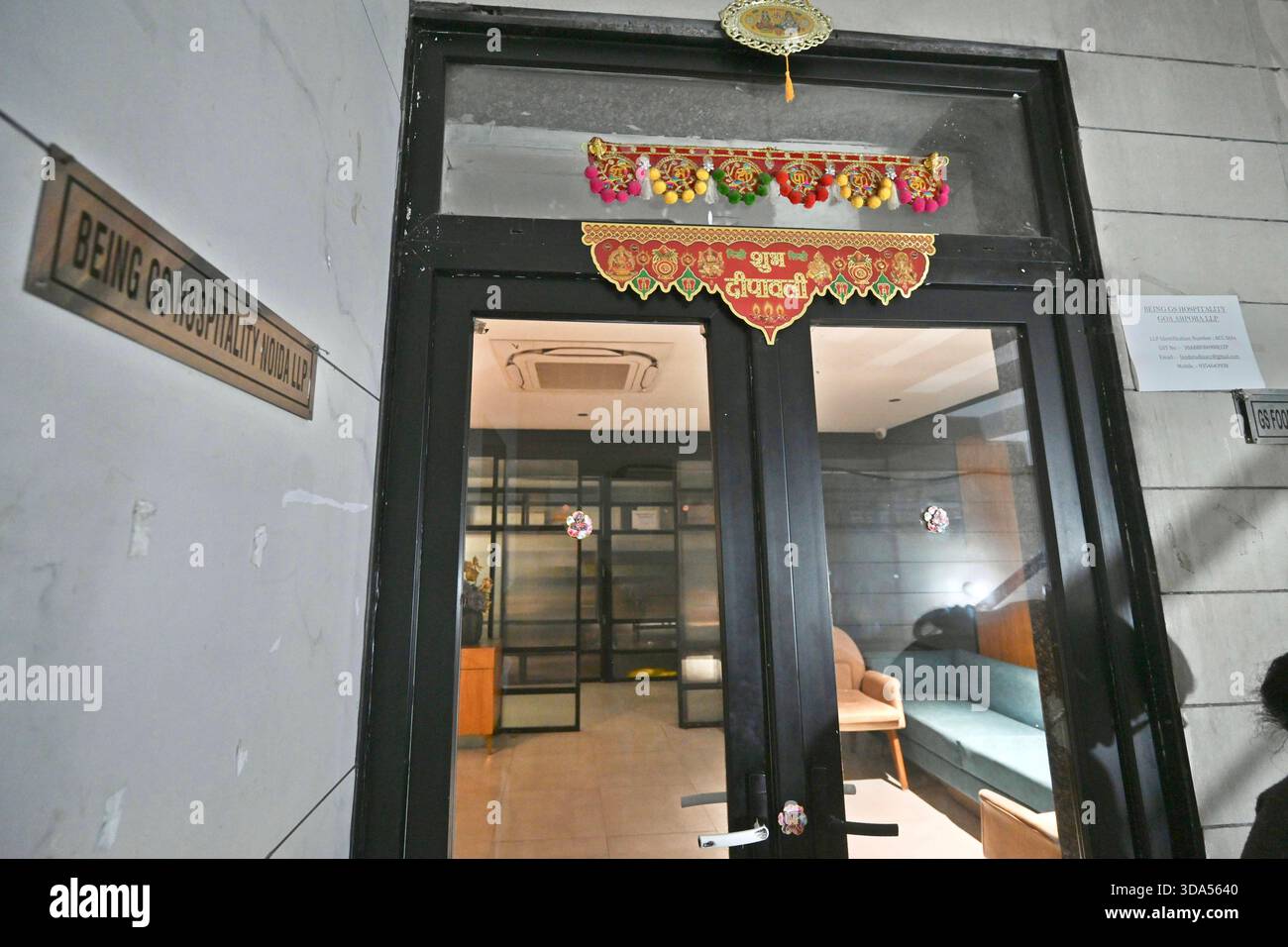 NEW DELHI, INDE - 8 DÉCEMBRE : une vue à l'extérieur du bureau d'être GS Hospitality appartenant à Saurabh Luthra propriétaire de la boîte de nuit à Goa où l'incendie tragique s'est produit entraînant la mort de 25 personnes à civil Lines le 8 décembre 2025 à New Delhi, Inde. Saurabh Luthra et son frère Gaurav, les hommes d'affaires de Delhi qui possèdent Birch by Romeo Lane, la boîte de nuit de Goa où un incendie a tué 25 personnes tard samedi, ont fui le pays, a déclaré la police lundi.photo par Sanchit Khanna / Hindustan Times Luthra Brothers, propriétaires du Goa Club où 25 sont morts ont fui le pays Banque D'Images