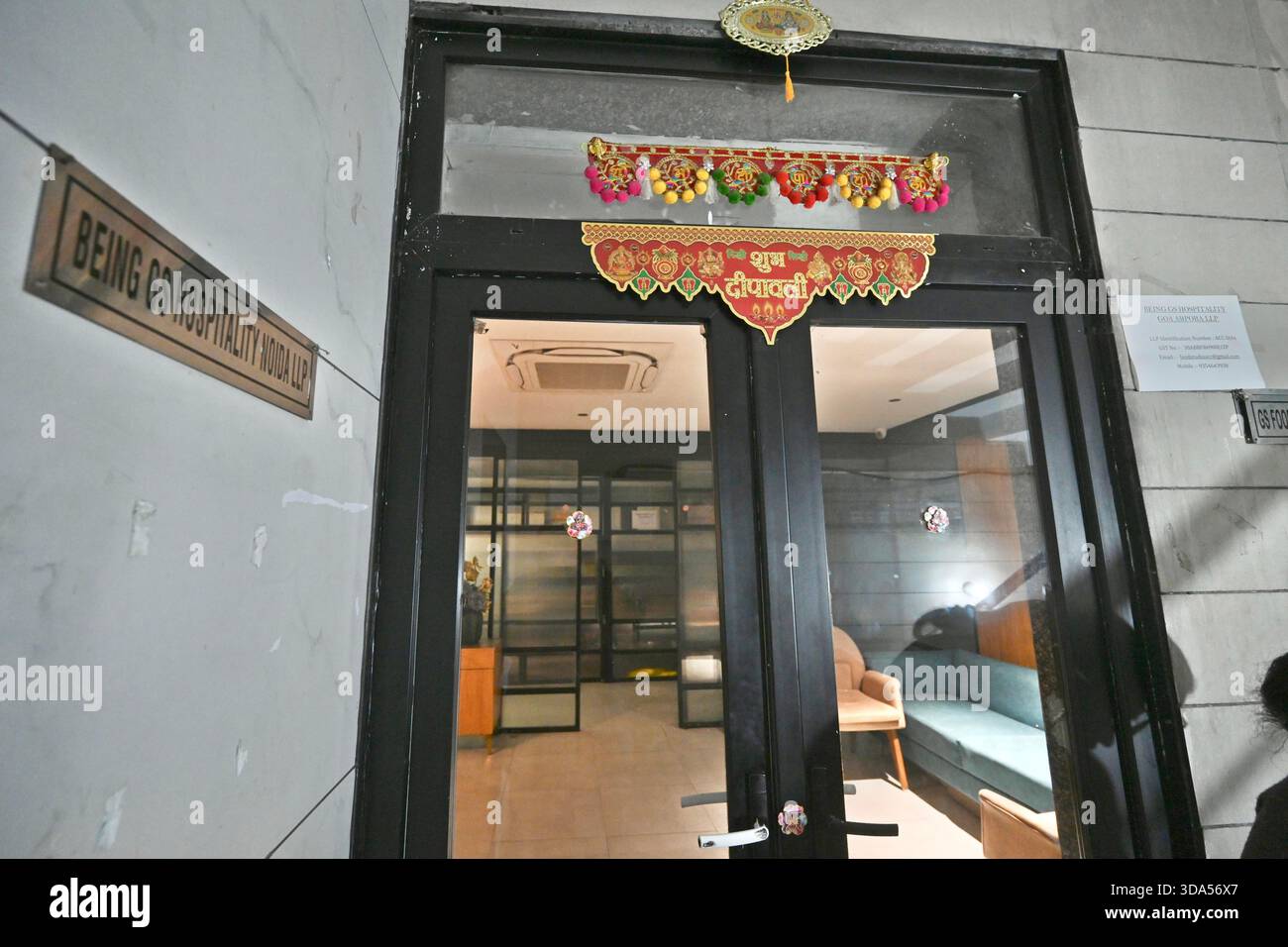 New Delhi, Inde. 08 décembre 2025. NEW DELHI, INDE - 8 DÉCEMBRE : une vue à l'extérieur du bureau d'être GS Hospitality appartenant à Saurabh Luthra propriétaire de la boîte de nuit à Goa où l'incendie tragique s'est produit entraînant la mort de 25 personnes à civil Lines le 8 décembre 2025 à New Delhi, Inde. Saurabh Luthra et son frère Gaurav, les hommes d'affaires de Delhi qui possèdent Birch by Romeo Lane, la boîte de nuit de Goa où un incendie a tué 25 personnes tard samedi, ont fui le pays, a déclaré la police lundi (photo de Sanchit Khanna/Hindustan Times/Sipa USA) crédit : Sipa USA/Alamy Live News Banque D'Images