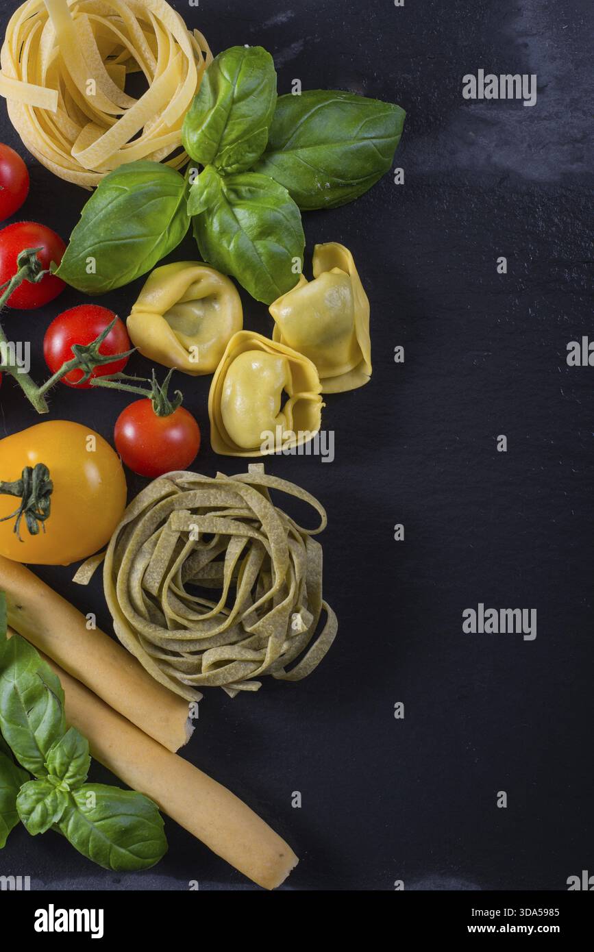 Sélection de plats typiques italiens sur fond noir d'en haut Banque D'Images
