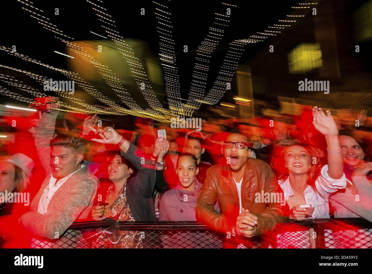 Johannesburg, Afrique du Sud - 24 avril 2014: Une foule de jeunes qui s'fous au concert de musique Banque D'Images