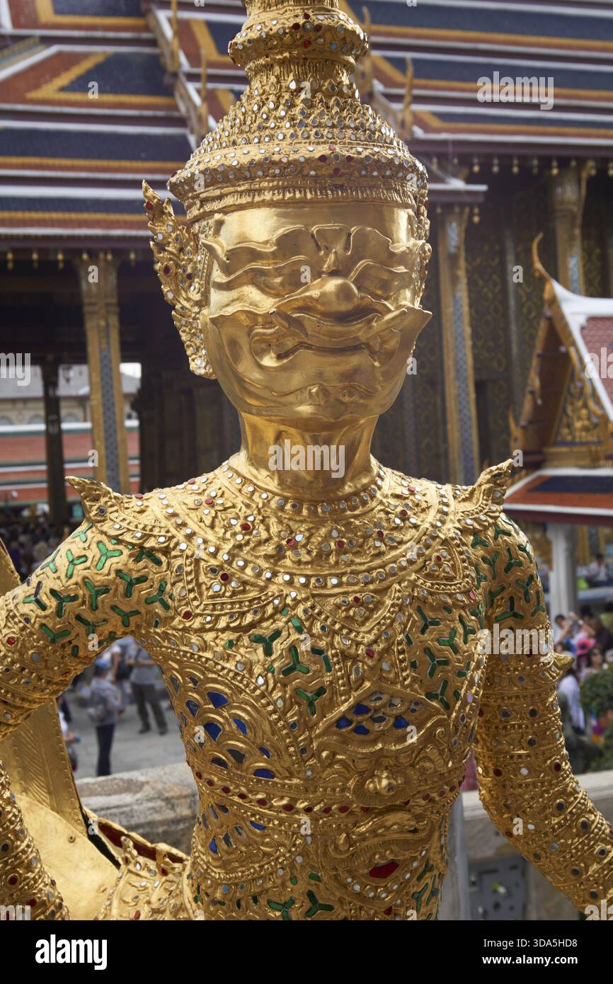 Statue d'un kinnara dans Wat Phra Kaew, Grand Palace, Bangkok, Thaïlande Banque D'Images