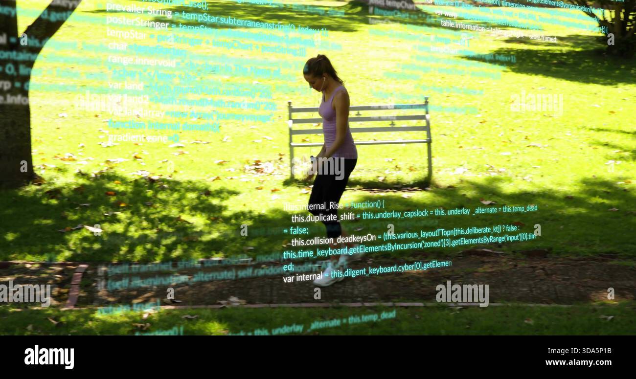 Marchant femme violet réservoir noir leggings vérifiant la cellule dans le parc ensoleillé, recouvrement de code bourgeons, espace de copie Banque D'Images