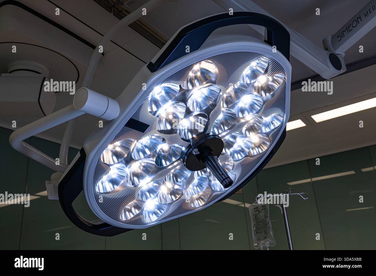 Plafonniers chirurgicaux éclairant une salle d'opération stérile, fournissant un éclairage lumineux et précis pour les interventions médicales et chirurgicales. Banque D'Images